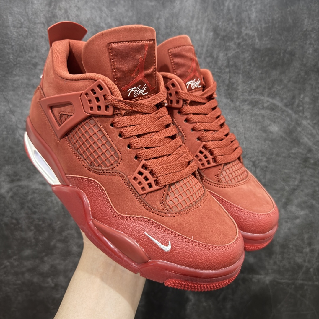 【首发纯原版】Nigel Sylvester x Air Jordan AJ4 “Brick by Brick” 联名红砖 货号:HF4340-800 以纽约市标志性的红砖为主题,这也是 Nigel 致敬家乡的方式,象征了他 BMX 事业的起点。整体鞋款有着醒目的橙红色调,多种皮革材质的应用又带来丰富的视觉层次,细腻的质感拼合,凸显了这双鞋不同于常规的身份。除了鞋头带有一个小小的 Swoosh 外,这双鞋还将后跟巧妙的改成了 BIKE AIR,为 Air Jordan 4 经典鞋型加入了新的元素,让熟悉这个鞋型的玩家有更为新鲜的视觉体验。同时,从官图可以看出,AJ4 标志性的透气网格下,暗藏 3M 反光设定,弱光环境中也能释放出高亮警示,对于骑行来说也是必备的安全举措。鞋盒封绘也采用红装图案诠释,进一步回应主题。尺码:40 40.5 41 42 42.5 43 44 44.5 45 46 47.5-选品中心