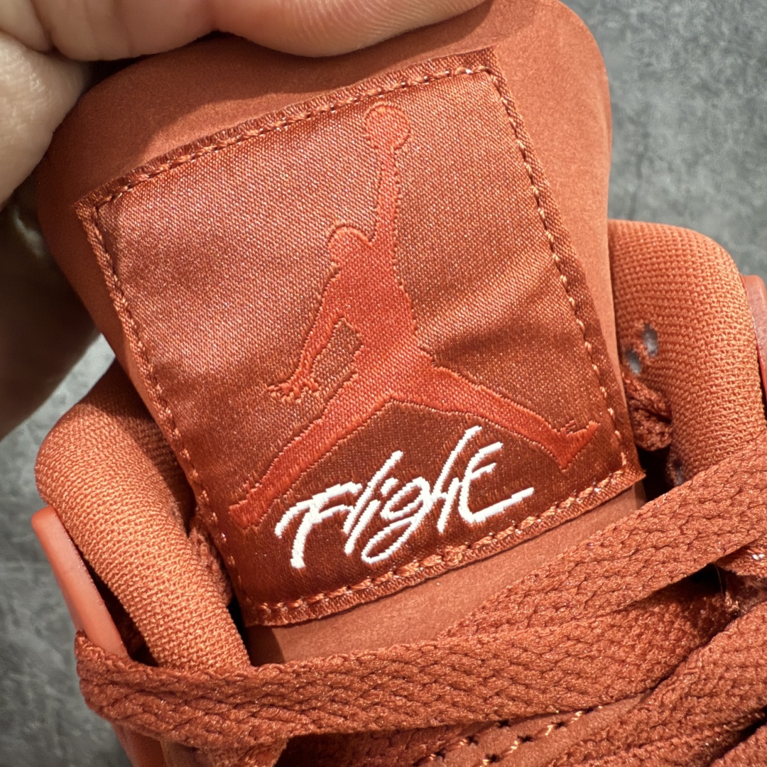 图片[7]-【首发纯原版】Nigel Sylvester x Air Jordan AJ4 “Brick by Brick” 联名红砖 货号：HF4340-800 以纽约市标志性的红砖为主题，这也是 Nigel 致敬家乡的方式，象征了他 BMX 事业的起点。整体鞋款有着醒目的橙红色调，多种皮革材质的应用又带来丰富的视觉层次，细腻的质感拼合，凸显了这双鞋不同于常规的身份。除了鞋头带有一个小小的 Swoosh 外，这双鞋还将后跟巧妙的改成了 BIKE AIR，为 Air Jordan 4 经典鞋型加入了新的元素，让熟悉这个鞋型的玩家有更为新鲜的视觉体验。同时，从官图可以看出，AJ4 标志性的透气网格下，暗藏 3M 反光设定，弱光环境中也能释放出高亮警示，对于骑行来说也是必备的安全举措。鞋盒封绘也采用红装图案诠释，进一步回应主题。尺码：40 40.5 41 42 42.5 43 44 44.5 45 46 47.5-选品中心