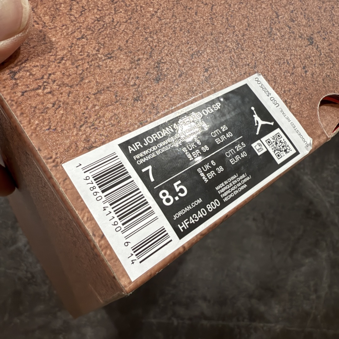 图片[14]-【首发纯原版】Nigel Sylvester x Air Jordan AJ4 “Brick by Brick” 联名红砖 货号：HF4340-800 以纽约市标志性的红砖为主题，这也是 Nigel 致敬家乡的方式，象征了他 BMX 事业的起点。整体鞋款有着醒目的橙红色调，多种皮革材质的应用又带来丰富的视觉层次，细腻的质感拼合，凸显了这双鞋不同于常规的身份。除了鞋头带有一个小小的 Swoosh 外，这双鞋还将后跟巧妙的改成了 BIKE AIR，为 Air Jordan 4 经典鞋型加入了新的元素，让熟悉这个鞋型的玩家有更为新鲜的视觉体验。同时，从官图可以看出，AJ4 标志性的透气网格下，暗藏 3M 反光设定，弱光环境中也能释放出高亮警示，对于骑行来说也是必备的安全举措。鞋盒封绘也采用红装图案诠释，进一步回应主题。尺码：40 40.5 41 42 42.5 43 44 44.5 45 46 47.5-选品中心