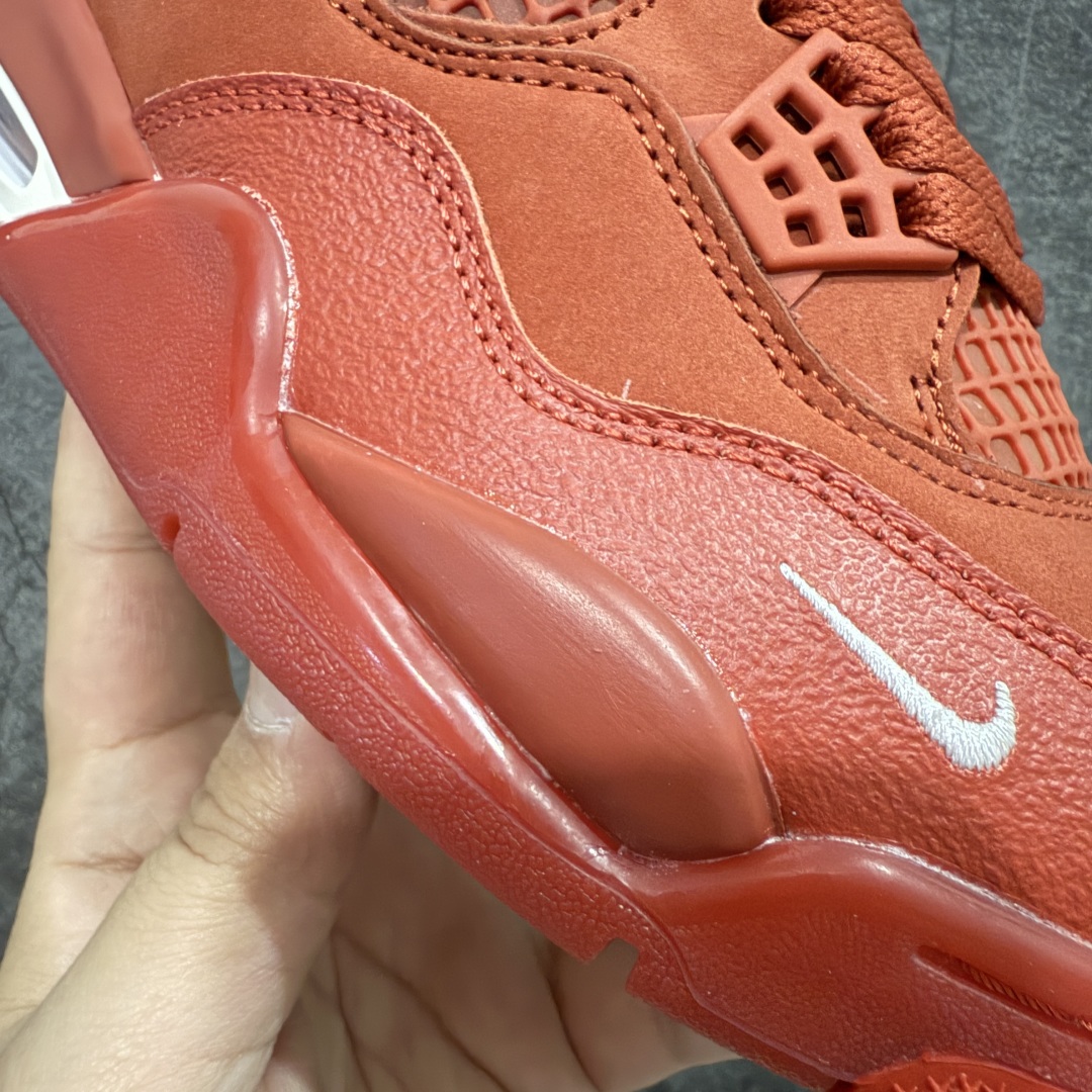 图片[4]-【首发纯原版】Nigel Sylvester x Air Jordan AJ4 “Brick by Brick” 联名红砖 货号：HF4340-800 以纽约市标志性的红砖为主题，这也是 Nigel 致敬家乡的方式，象征了他 BMX 事业的起点。整体鞋款有着醒目的橙红色调，多种皮革材质的应用又带来丰富的视觉层次，细腻的质感拼合，凸显了这双鞋不同于常规的身份。除了鞋头带有一个小小的 Swoosh 外，这双鞋还将后跟巧妙的改成了 BIKE AIR，为 Air Jordan 4 经典鞋型加入了新的元素，让熟悉这个鞋型的玩家有更为新鲜的视觉体验。同时，从官图可以看出，AJ4 标志性的透气网格下，暗藏 3M 反光设定，弱光环境中也能释放出高亮警示，对于骑行来说也是必备的安全举措。鞋盒封绘也采用红装图案诠释，进一步回应主题。尺码：40 40.5 41 42 42.5 43 44 44.5 45 46 47.5-选品中心
