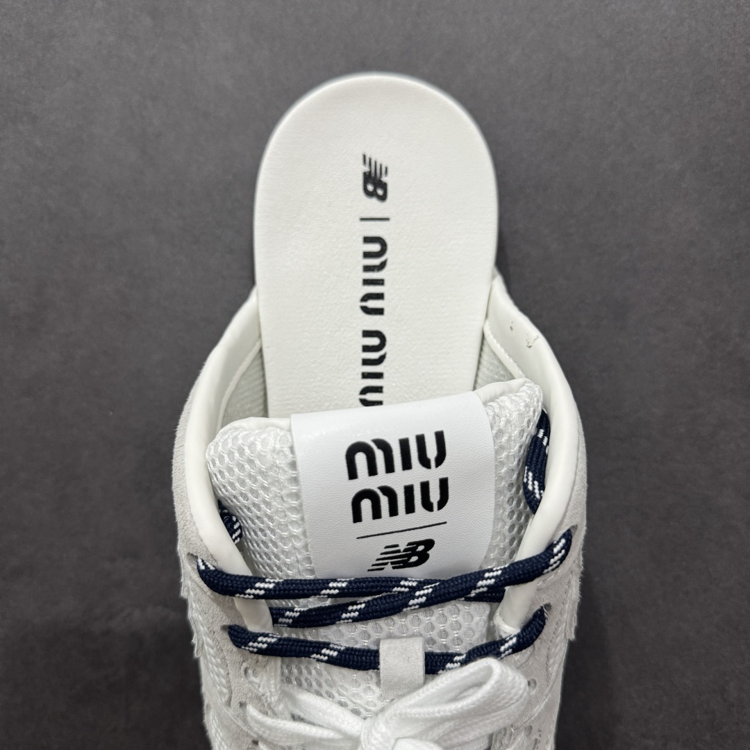 图片[7]-【公司级】MiuMiu x New Balance 530系列 意大利奢侈品牌/缪缪联名款 低帮经典复古休闲半拖  #鞋款采用解构和轻盈的设计，彷旧的布料包覆着 New Balance 530的轮廓，刻意磨损、不均匀的皮革色调，让波鞋多了不同的个性 这款联名鞋款配有双鞋带设计，包括白色、橙色、棕色和黄色鞋带，营造出随性系起的感觉，为整体感又多了几分 Boyish 以及率性感  尺码：36 37 37.5 38 38.5 39.5 40 40.5 41.5 42 42.5 43.5 44 44.5 45-选品中心