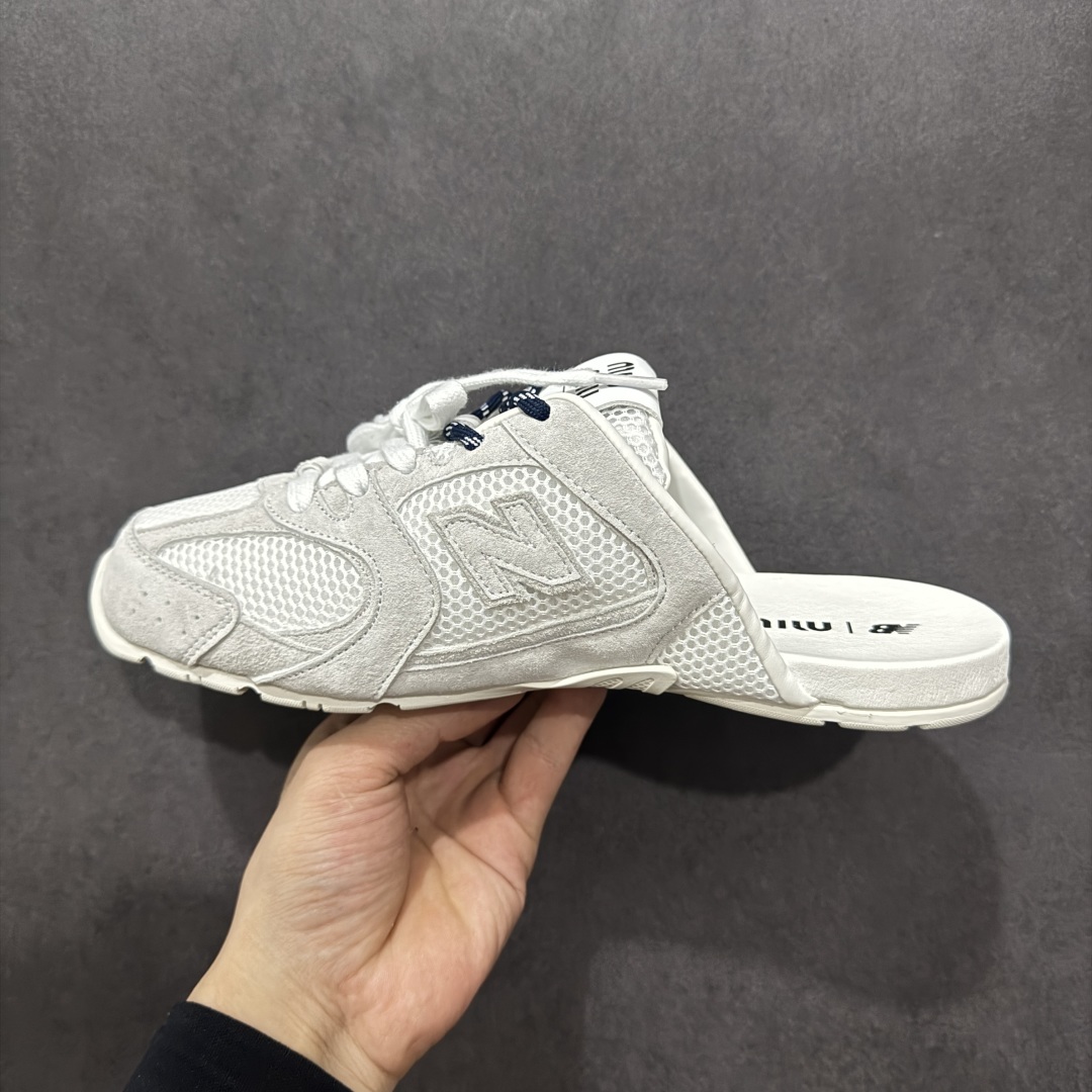 图片[2]-【公司级】MiuMiu x New Balance 530系列 意大利奢侈品牌/缪缪联名款 低帮经典复古休闲半拖  #鞋款采用解构和轻盈的设计，彷旧的布料包覆着 New Balance 530的轮廓，刻意磨损、不均匀的皮革色调，让波鞋多了不同的个性 这款联名鞋款配有双鞋带设计，包括白色、橙色、棕色和黄色鞋带，营造出随性系起的感觉，为整体感又多了几分 Boyish 以及率性感  尺码：36 37 37.5 38 38.5 39.5 40 40.5 41.5 42 42.5 43.5 44 44.5 45-选品中心