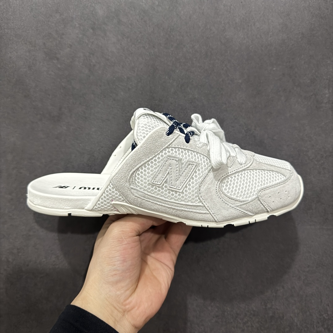 【公司级】MiuMiu x New Balance 530系列 意大利奢侈品牌/缪缪联名款 低帮经典复古休闲半拖  #鞋款采用解构和轻盈的设计，彷旧的布料包覆着 New Balance 530的轮廓，刻意磨损、不均匀的皮革色调，让波鞋多了不同的个性 这款联名鞋款配有双鞋带设计，包括白色、橙色、棕色和黄色鞋带，营造出随性系起的感觉，为整体感又多了几分 Boyish 以及率性感  尺码：36 37 37.5 38 38.5 39.5 40 40.5 41.5 42 42.5 43.5 44 44.5 45-选品中心