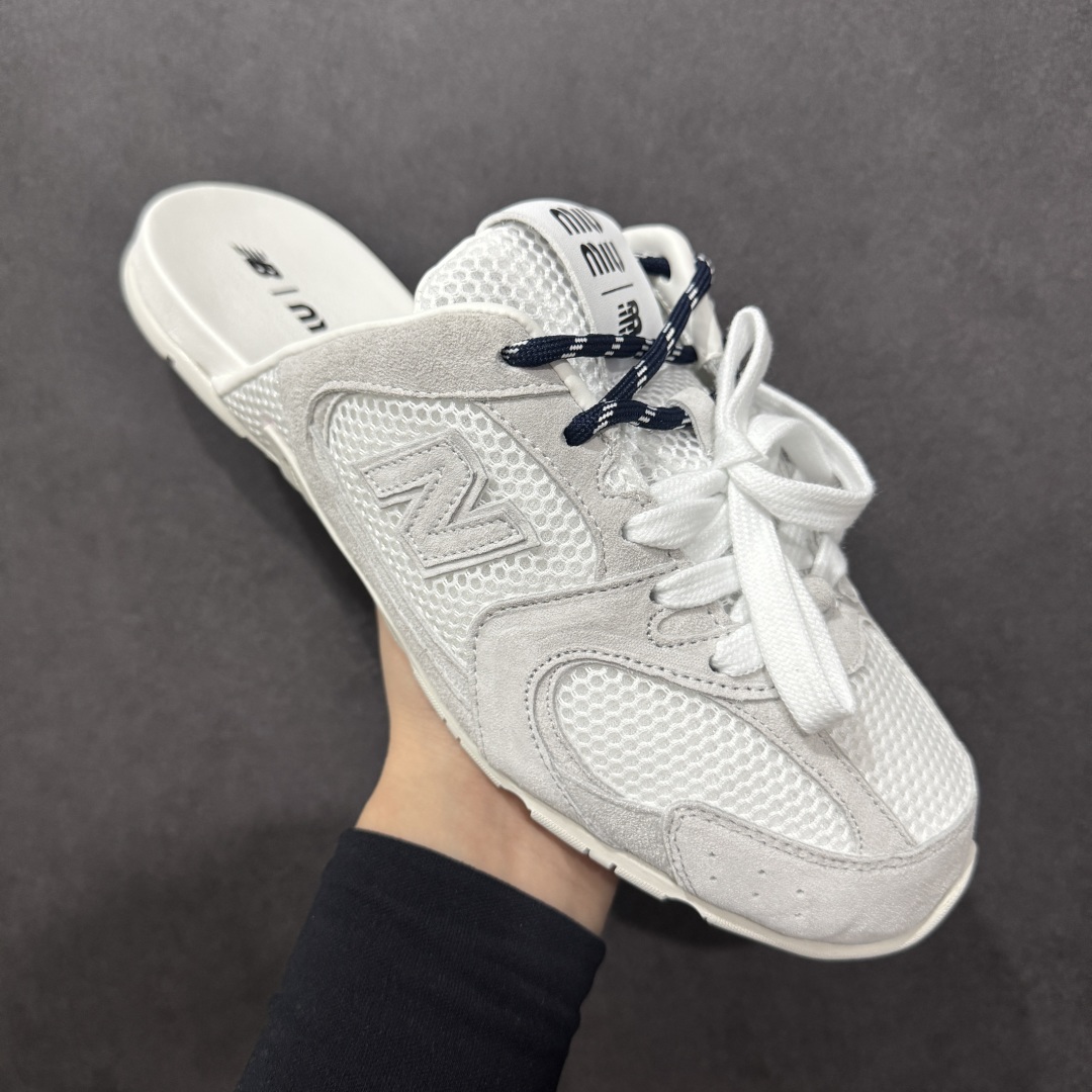 图片[3]-【公司级】MiuMiu x New Balance 530系列 意大利奢侈品牌/缪缪联名款 低帮经典复古休闲半拖  #鞋款采用解构和轻盈的设计，彷旧的布料包覆着 New Balance 530的轮廓，刻意磨损、不均匀的皮革色调，让波鞋多了不同的个性 这款联名鞋款配有双鞋带设计，包括白色、橙色、棕色和黄色鞋带，营造出随性系起的感觉，为整体感又多了几分 Boyish 以及率性感  尺码：36 37 37.5 38 38.5 39.5 40 40.5 41.5 42 42.5 43.5 44 44.5 45-选品中心
