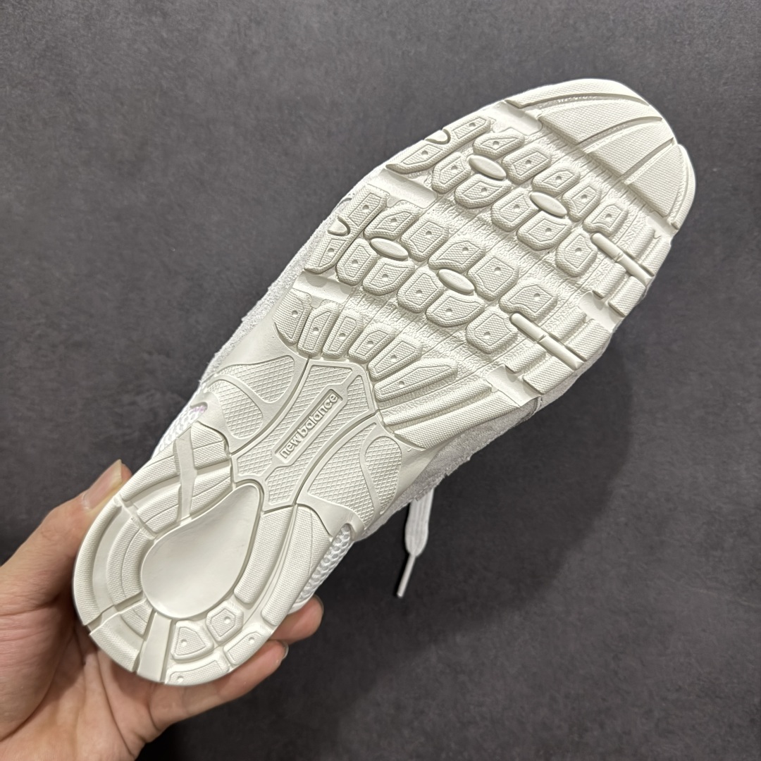 图片[9]-【公司级】MiuMiu x New Balance 530系列 意大利奢侈品牌/缪缪联名款 低帮经典复古休闲半拖  #鞋款采用解构和轻盈的设计，彷旧的布料包覆着 New Balance 530的轮廓，刻意磨损、不均匀的皮革色调，让波鞋多了不同的个性 这款联名鞋款配有双鞋带设计，包括白色、橙色、棕色和黄色鞋带，营造出随性系起的感觉，为整体感又多了几分 Boyish 以及率性感  尺码：36 37 37.5 38 38.5 39.5 40 40.5 41.5 42 42.5 43.5 44 44.5 45-选品中心