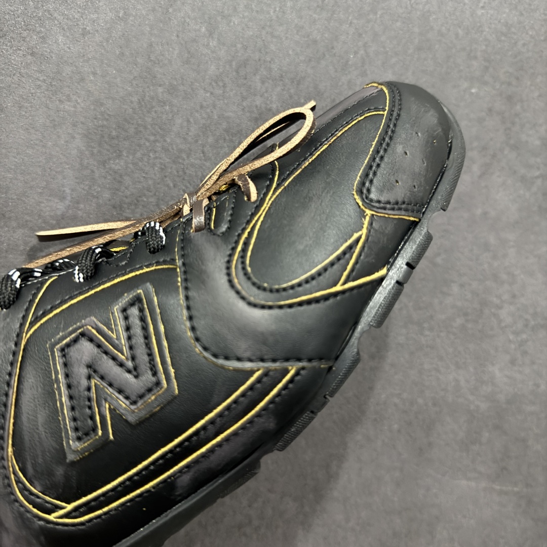 图片[5]-【公司级】MiuMiu x New Balance 530系列 意大利奢侈品牌/缪缪联名款 低帮经典复古休闲半拖  #鞋款采用解构和轻盈的设计，彷旧的布料包覆着 New Balance 530的轮廓，刻意磨损、不均匀的皮革色调，让波鞋多了不同的个性 这款联名鞋款配有双鞋带设计，包括白色、橙色、棕色和黄色鞋带，营造出随性系起的感觉，为整体感又多了几分 Boyish 以及率性感  尺码：36 37 37.5 38 38.5 39.5 40 40.5 41.5 42 42.5 43.5 44 44.5 45-选品中心