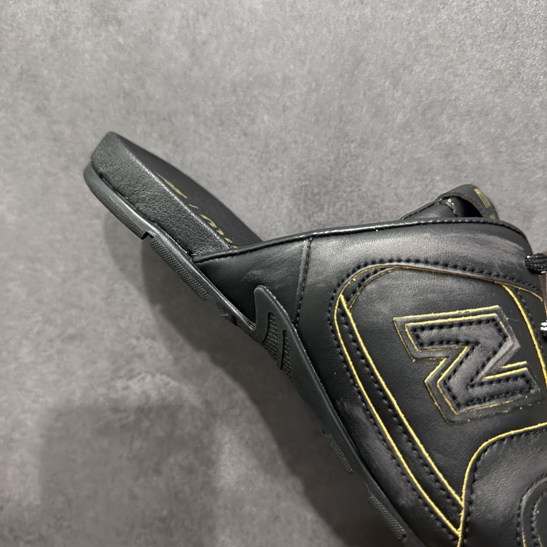 图片[6]-【公司级】MiuMiu x New Balance 530系列 意大利奢侈品牌/缪缪联名款 低帮经典复古休闲半拖  #鞋款采用解构和轻盈的设计，彷旧的布料包覆着 New Balance 530的轮廓，刻意磨损、不均匀的皮革色调，让波鞋多了不同的个性 这款联名鞋款配有双鞋带设计，包括白色、橙色、棕色和黄色鞋带，营造出随性系起的感觉，为整体感又多了几分 Boyish 以及率性感  尺码：36 37 37.5 38 38.5 39.5 40 40.5 41.5 42 42.5 43.5 44 44.5 45-选品中心
