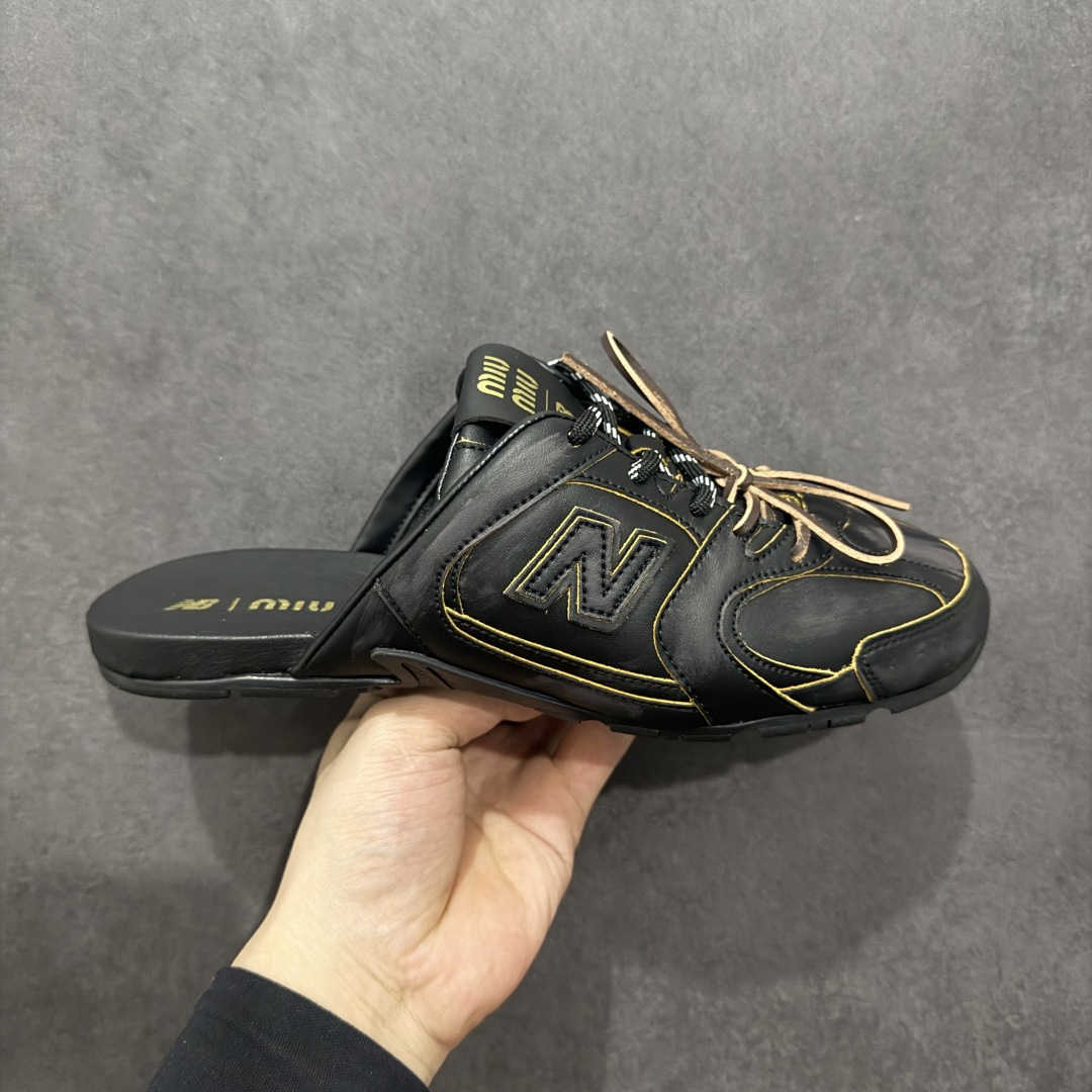 【公司级】MiuMiu x New Balance 530系列 意大利奢侈品牌/缪缪联名款 低帮经典复古休闲半拖  #鞋款采用解构和轻盈的设计,彷旧的布料包覆着 New Balance 530的轮廓,刻意磨损、不均匀的皮革色调,让波鞋多了不同的个性 这款联名鞋款配有双鞋带设计,包括白色、橙色、棕色和黄色鞋带,营造出随性系起的感觉,为整体感又多了几分 Boyish 以及率性感  尺码:36 37 37.5 38 38.5 39.5 40 40.5 41.5 42 42.5 43.5 44 44.5 45-选品中心