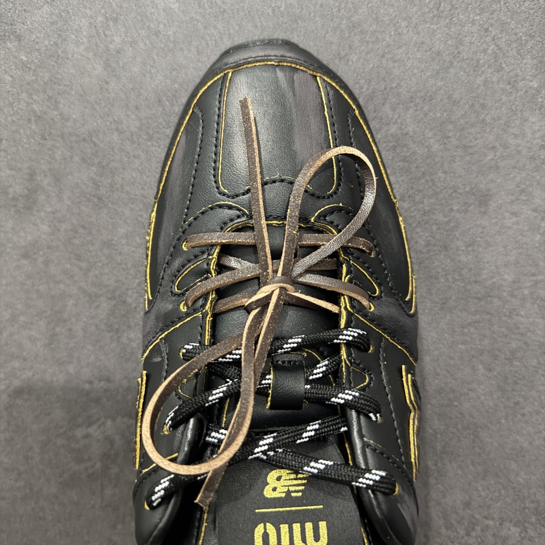 图片[8]-【公司级】MiuMiu x New Balance 530系列 意大利奢侈品牌/缪缪联名款 低帮经典复古休闲半拖  #鞋款采用解构和轻盈的设计，彷旧的布料包覆着 New Balance 530的轮廓，刻意磨损、不均匀的皮革色调，让波鞋多了不同的个性 这款联名鞋款配有双鞋带设计，包括白色、橙色、棕色和黄色鞋带，营造出随性系起的感觉，为整体感又多了几分 Boyish 以及率性感  尺码：36 37 37.5 38 38.5 39.5 40 40.5 41.5 42 42.5 43.5 44 44.5 45-选品中心