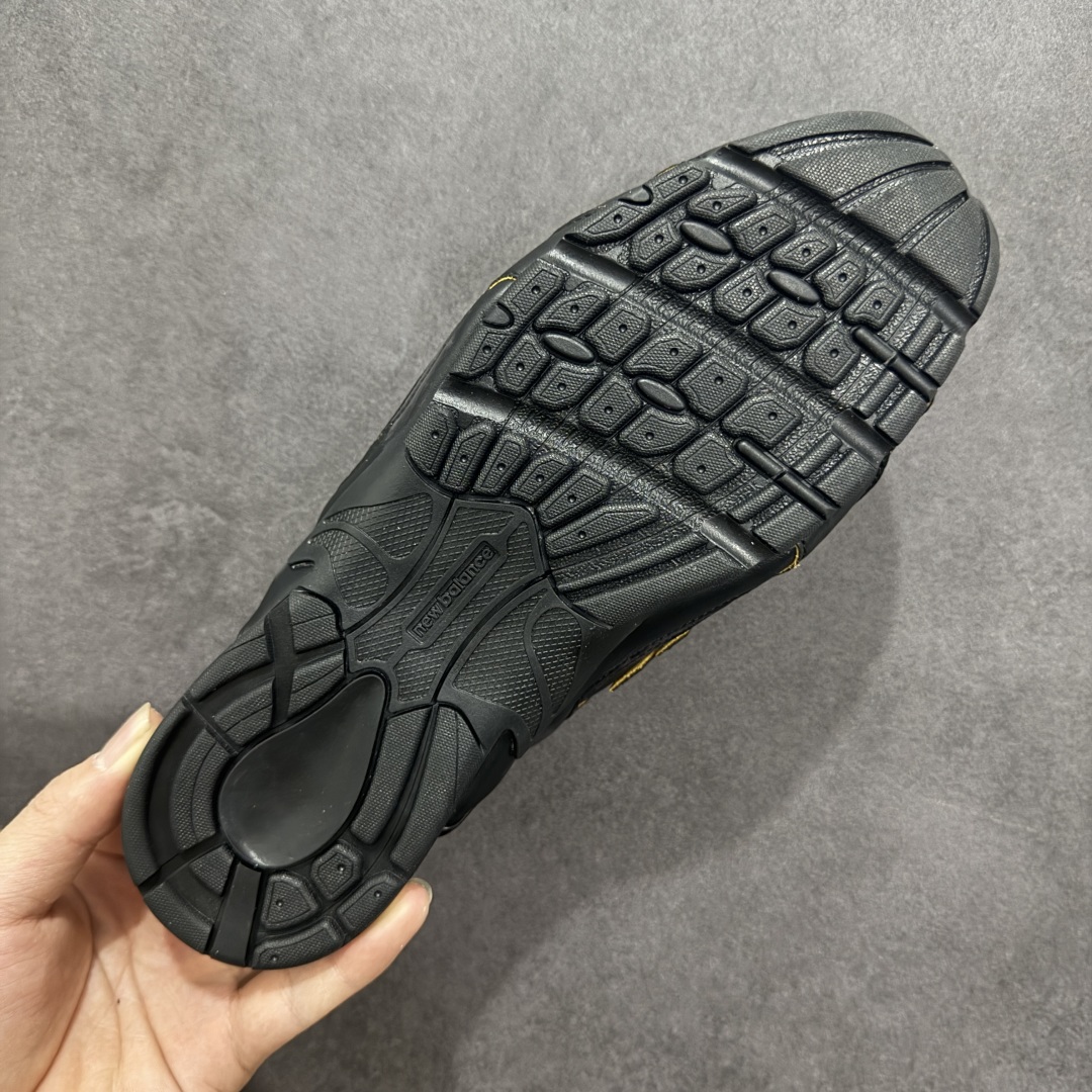 图片[9]-【公司级】MiuMiu x New Balance 530系列 意大利奢侈品牌/缪缪联名款 低帮经典复古休闲半拖  #鞋款采用解构和轻盈的设计，彷旧的布料包覆着 New Balance 530的轮廓，刻意磨损、不均匀的皮革色调，让波鞋多了不同的个性 这款联名鞋款配有双鞋带设计，包括白色、橙色、棕色和黄色鞋带，营造出随性系起的感觉，为整体感又多了几分 Boyish 以及率性感  尺码：36 37 37.5 38 38.5 39.5 40 40.5 41.5 42 42.5 43.5 44 44.5 45-选品中心