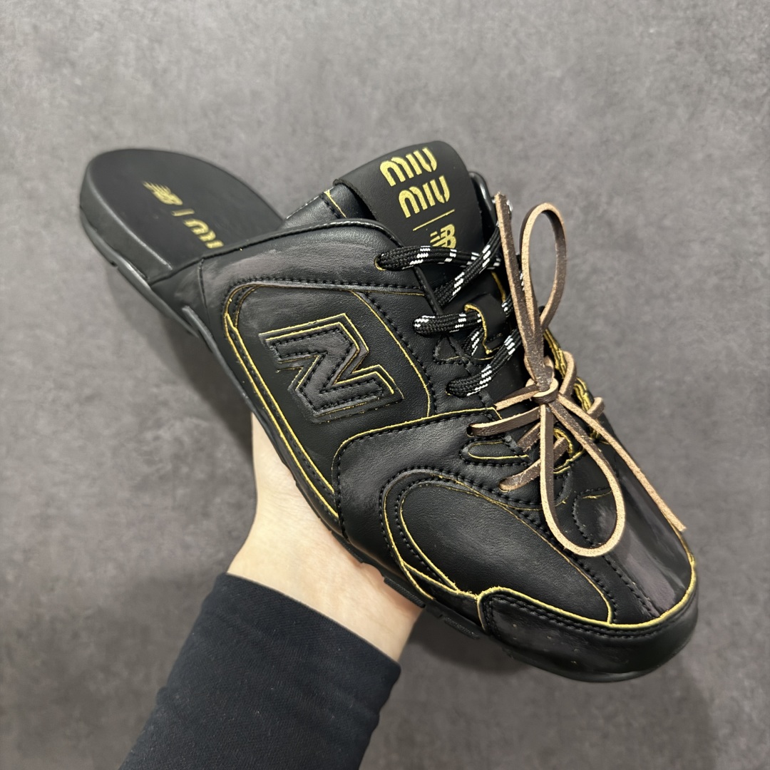 图片[3]-【公司级】MiuMiu x New Balance 530系列 意大利奢侈品牌/缪缪联名款 低帮经典复古休闲半拖  #鞋款采用解构和轻盈的设计，彷旧的布料包覆着 New Balance 530的轮廓，刻意磨损、不均匀的皮革色调，让波鞋多了不同的个性 这款联名鞋款配有双鞋带设计，包括白色、橙色、棕色和黄色鞋带，营造出随性系起的感觉，为整体感又多了几分 Boyish 以及率性感  尺码：36 37 37.5 38 38.5 39.5 40 40.5 41.5 42 42.5 43.5 44 44.5 45-选品中心