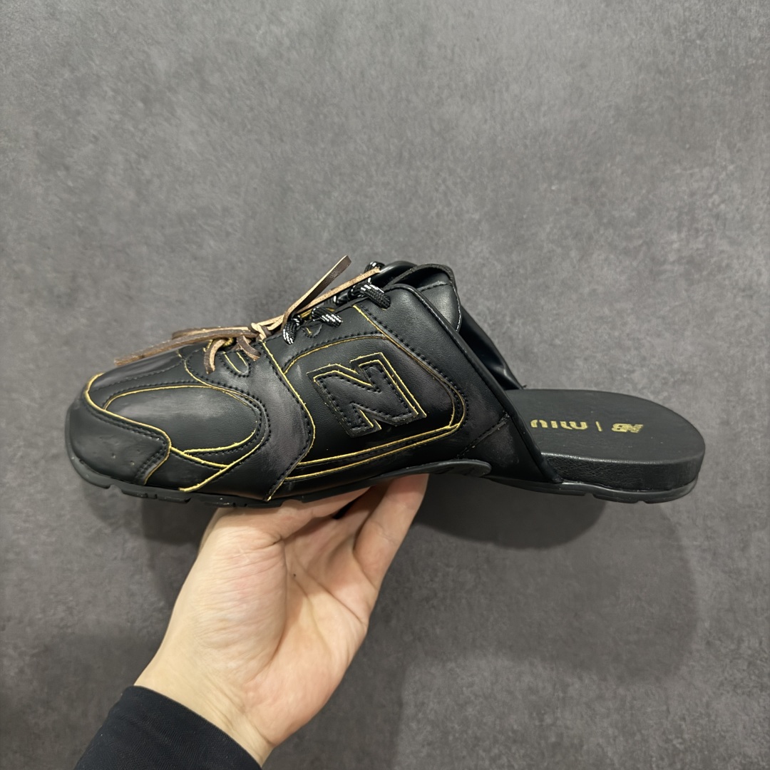 图片[2]-【公司级】MiuMiu x New Balance 530系列 意大利奢侈品牌/缪缪联名款 低帮经典复古休闲半拖  #鞋款采用解构和轻盈的设计，彷旧的布料包覆着 New Balance 530的轮廓，刻意磨损、不均匀的皮革色调，让波鞋多了不同的个性 这款联名鞋款配有双鞋带设计，包括白色、橙色、棕色和黄色鞋带，营造出随性系起的感觉，为整体感又多了几分 Boyish 以及率性感  尺码：36 37 37.5 38 38.5 39.5 40 40.5 41.5 42 42.5 43.5 44 44.5 45-选品中心