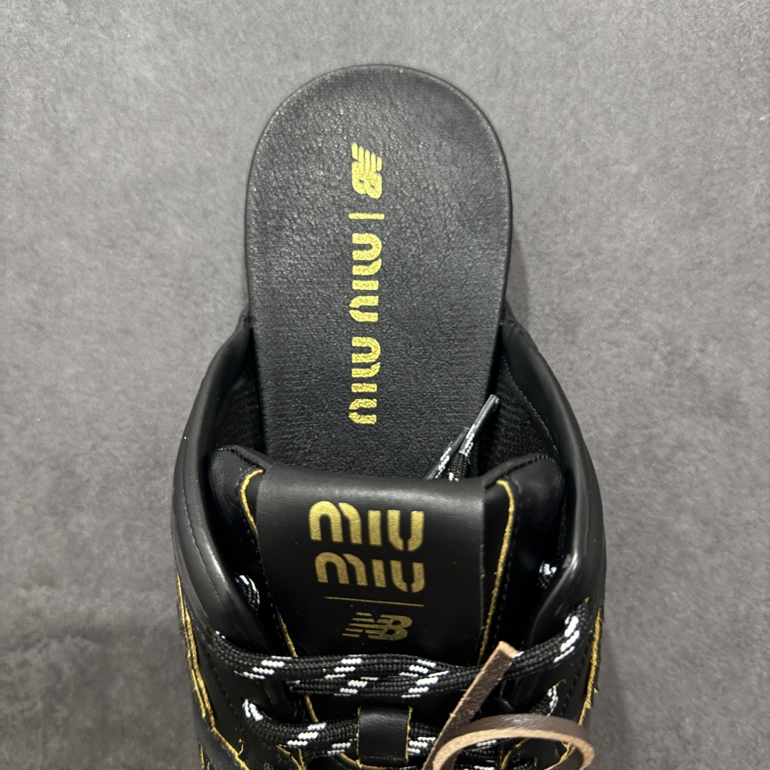 图片[7]-【公司级】MiuMiu x New Balance 530系列 意大利奢侈品牌/缪缪联名款 低帮经典复古休闲半拖  #鞋款采用解构和轻盈的设计，彷旧的布料包覆着 New Balance 530的轮廓，刻意磨损、不均匀的皮革色调，让波鞋多了不同的个性 这款联名鞋款配有双鞋带设计，包括白色、橙色、棕色和黄色鞋带，营造出随性系起的感觉，为整体感又多了几分 Boyish 以及率性感  尺码：36 37 37.5 38 38.5 39.5 40 40.5 41.5 42 42.5 43.5 44 44.5 45-选品中心