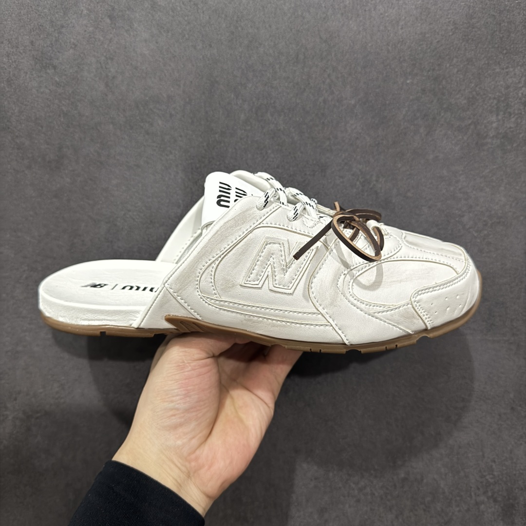 【公司级】MiuMiu x New Balance 530系列 意大利奢侈品牌/缪缪联名款 低帮经典复古休闲半拖  #鞋款采用解构和轻盈的设计,彷旧的布料包覆着 New Balance 530的轮廓,刻意磨损、不均匀的皮革色调,让波鞋多了不同的个性 这款联名鞋款配有双鞋带设计,包括白色、橙色、棕色和黄色鞋带,营造出随性系起的感觉,为整体感又多了几分 Boyish 以及率性感  尺码:36 37 37.5 38 38.5 39.5 40 40.5 41.5 42 42.5 43.5 44 44.5 45-选品中心