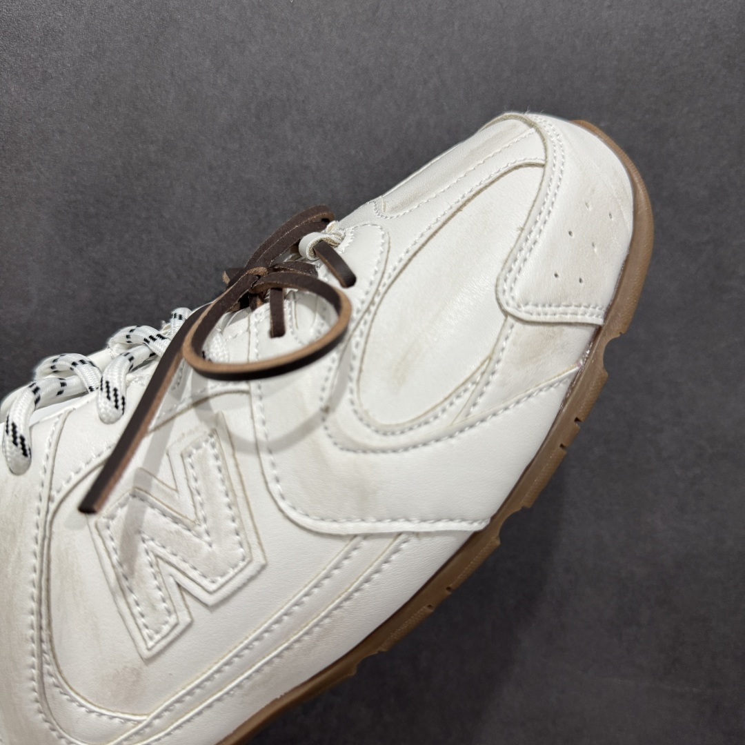 图片[5]-【公司级】MiuMiu x New Balance 530系列 意大利奢侈品牌/缪缪联名款 低帮经典复古休闲半拖  #鞋款采用解构和轻盈的设计，彷旧的布料包覆着 New Balance 530的轮廓，刻意磨损、不均匀的皮革色调，让波鞋多了不同的个性 这款联名鞋款配有双鞋带设计，包括白色、橙色、棕色和黄色鞋带，营造出随性系起的感觉，为整体感又多了几分 Boyish 以及率性感  尺码：36 37 37.5 38 38.5 39.5 40 40.5 41.5 42 42.5 43.5 44 44.5 45-选品中心