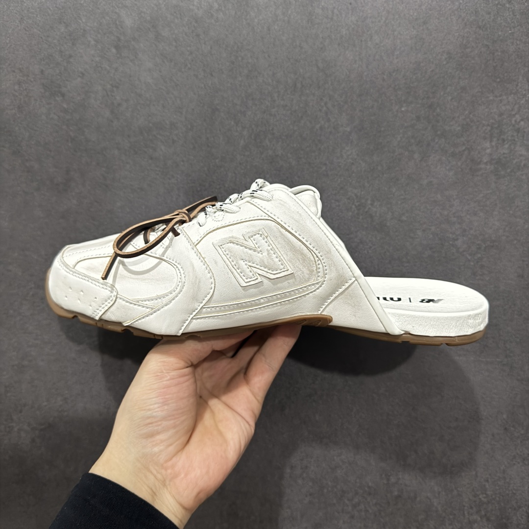 图片[2]-【公司级】MiuMiu x New Balance 530系列 意大利奢侈品牌/缪缪联名款 低帮经典复古休闲半拖  #鞋款采用解构和轻盈的设计，彷旧的布料包覆着 New Balance 530的轮廓，刻意磨损、不均匀的皮革色调，让波鞋多了不同的个性 这款联名鞋款配有双鞋带设计，包括白色、橙色、棕色和黄色鞋带，营造出随性系起的感觉，为整体感又多了几分 Boyish 以及率性感  尺码：36 37 37.5 38 38.5 39.5 40 40.5 41.5 42 42.5 43.5 44 44.5 45-选品中心