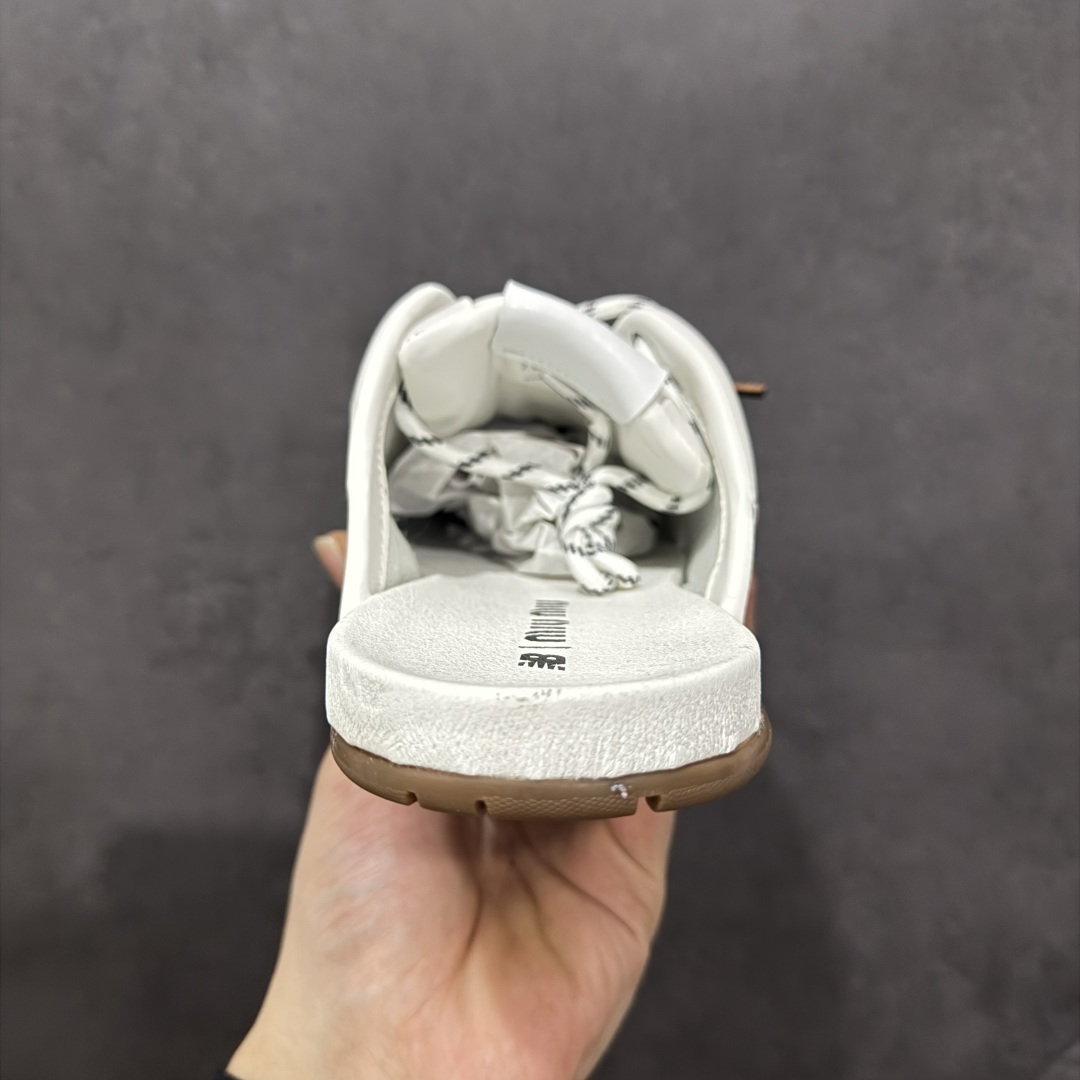 图片[4]-【公司级】MiuMiu x New Balance 530系列 意大利奢侈品牌/缪缪联名款 低帮经典复古休闲半拖  #鞋款采用解构和轻盈的设计，彷旧的布料包覆着 New Balance 530的轮廓，刻意磨损、不均匀的皮革色调，让波鞋多了不同的个性 这款联名鞋款配有双鞋带设计，包括白色、橙色、棕色和黄色鞋带，营造出随性系起的感觉，为整体感又多了几分 Boyish 以及率性感  尺码：36 37 37.5 38 38.5 39.5 40 40.5 41.5 42 42.5 43.5 44 44.5 45-选品中心