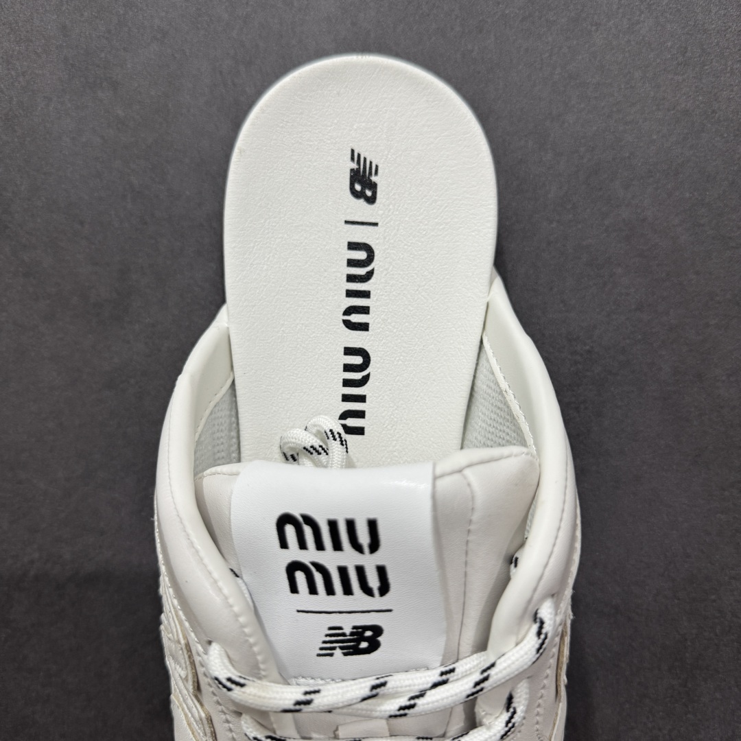 图片[7]-【公司级】MiuMiu x New Balance 530系列 意大利奢侈品牌/缪缪联名款 低帮经典复古休闲半拖  #鞋款采用解构和轻盈的设计，彷旧的布料包覆着 New Balance 530的轮廓，刻意磨损、不均匀的皮革色调，让波鞋多了不同的个性 这款联名鞋款配有双鞋带设计，包括白色、橙色、棕色和黄色鞋带，营造出随性系起的感觉，为整体感又多了几分 Boyish 以及率性感  尺码：36 37 37.5 38 38.5 39.5 40 40.5 41.5 42 42.5 43.5 44 44.5 45-选品中心
