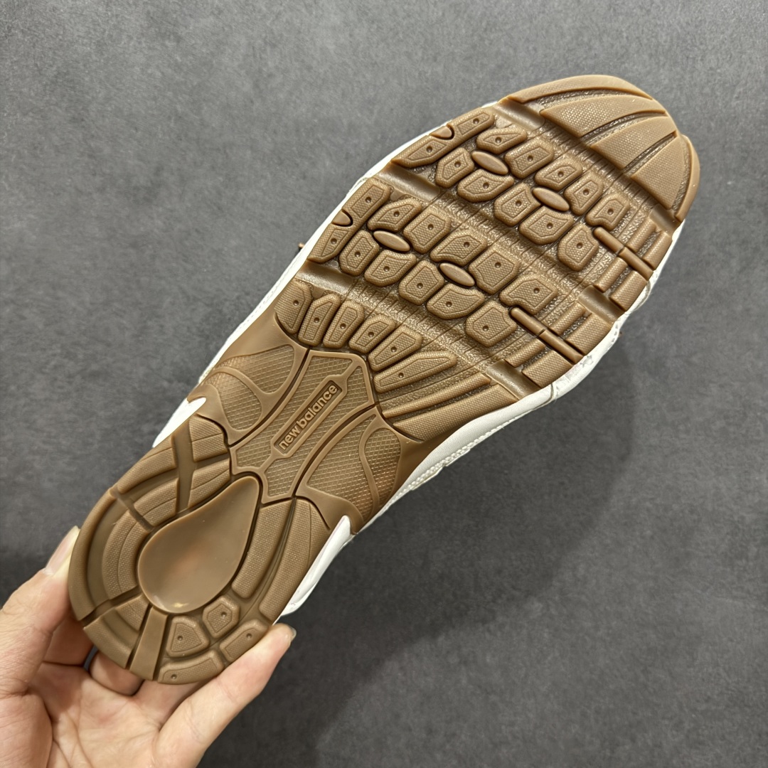 图片[9]-【公司级】MiuMiu x New Balance 530系列 意大利奢侈品牌/缪缪联名款 低帮经典复古休闲半拖  #鞋款采用解构和轻盈的设计，彷旧的布料包覆着 New Balance 530的轮廓，刻意磨损、不均匀的皮革色调，让波鞋多了不同的个性 这款联名鞋款配有双鞋带设计，包括白色、橙色、棕色和黄色鞋带，营造出随性系起的感觉，为整体感又多了几分 Boyish 以及率性感  尺码：36 37 37.5 38 38.5 39.5 40 40.5 41.5 42 42.5 43.5 44 44.5 45-选品中心