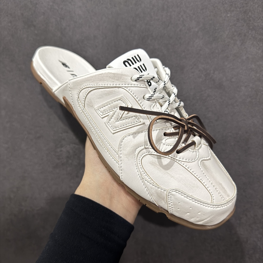 图片[3]-【公司级】MiuMiu x New Balance 530系列 意大利奢侈品牌/缪缪联名款 低帮经典复古休闲半拖  #鞋款采用解构和轻盈的设计，彷旧的布料包覆着 New Balance 530的轮廓，刻意磨损、不均匀的皮革色调，让波鞋多了不同的个性 这款联名鞋款配有双鞋带设计，包括白色、橙色、棕色和黄色鞋带，营造出随性系起的感觉，为整体感又多了几分 Boyish 以及率性感  尺码：36 37 37.5 38 38.5 39.5 40 40.5 41.5 42 42.5 43.5 44 44.5 45-选品中心