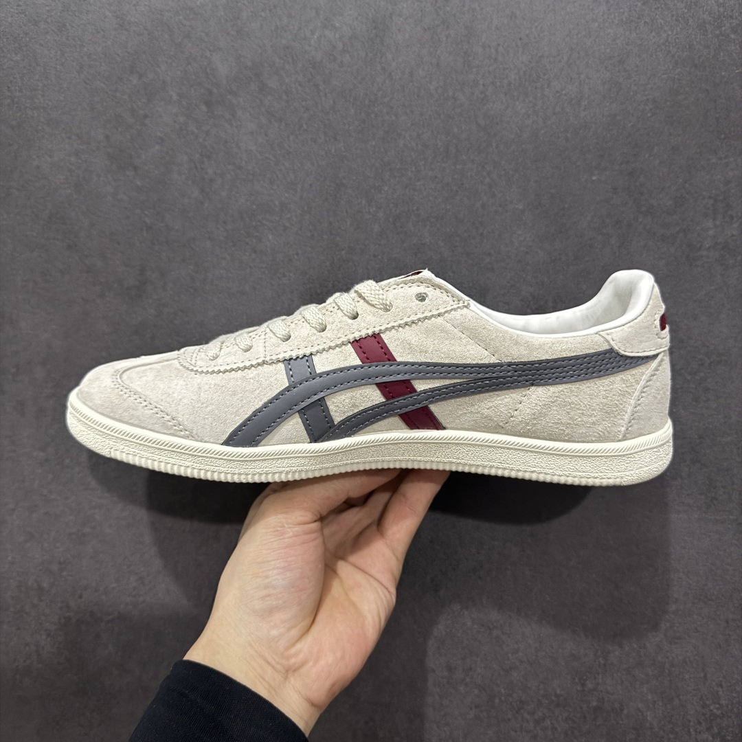 图片[2]-【公司级】亚瑟士/鬼冢虎 Onitsuka Tiger Tokuten复古跑鞋街拍潮鞋低帮板鞋经典款德训中性复古运动鞋 轻盈舒适，时尚与复古与一体！轻盈的款式，适合夏天~简单的设定配合修长的线条，全鞋身均以麖皮打造，散发着日本新一代的潮流品味，无论配衬任何造型都能胜任。 Tokuten 精神来自80年代的室内用鞋，T-TOE前足补强设计，环状中底底部结构，橡胶大底元素，防滑耐磨的同时保持着鞋子的轻盈,并提供良好牵引力，脚感柔软舒适，长时间行走也不会觉得脚部不适。经典复刻款，休闲百搭，中性款男女都可穿。 尺码：36 37 37.5 38 39 39.5 40 41.5 42 42.5 43 44 45-选品中心