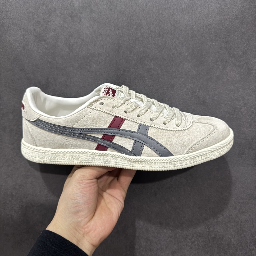 【公司级】亚瑟士/鬼冢虎 Onitsuka Tiger Tokuten复古跑鞋街拍潮鞋低帮板鞋经典款德训中性复古运动鞋 轻盈舒适,时尚与复古与一体!轻盈的款式,适合夏天~简单的设定配合修长的线条,全鞋身均以麖皮打造,散发着日本新一代的潮流品味,无论配衬任何造型都能胜任。 Tokuten 精神来自80年代的室内用鞋,T-TOE前足补强设计,环状中底底部结构,橡胶大底元素,防滑耐磨的同时保持着鞋子的轻盈,并提供良好牵引力,脚感柔软舒适,长时间行走也不会觉得脚部不适。经典复刻款,休闲百搭,中性款男女都可穿。 尺码:36 37 37.5 38 39 39.5 40 41.5 42 42.5 43 44 45-选品中心