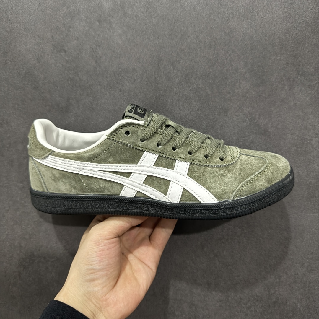 【公司级】亚瑟士/鬼冢虎 Onitsuka Tiger Tokuten复古跑鞋街拍潮鞋低帮板鞋经典款德训中性复古运动鞋 轻盈舒适,时尚与复古与一体!轻盈的款式,适合夏天~简单的设定配合修长的线条,全鞋身均以麖皮打造,散发着日本新一代的潮流品味,无论配衬任何造型都能胜任。 Tokuten 精神来自80年代的室内用鞋,T-TOE前足补强设计,环状中底底部结构,橡胶大底元素,防滑耐磨的同时保持着鞋子的轻盈,并提供良好牵引力,脚感柔软舒适,长时间行走也不会觉得脚部不适。经典复刻款,休闲百搭,中性款男女都可穿。 尺码:36 37 37.5 38 39 39.5 40 41.5 42 42.5 43 44 45-选品中心