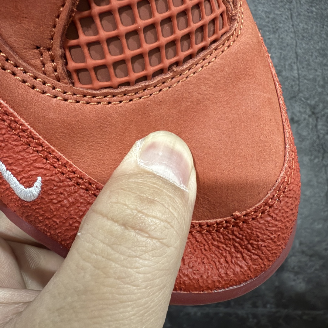 图片[6]-【LN纯原版】Nigel Sylvester x Air Jordan AJ4 “Brick by Brick” 联名红砖 货号：HF4340-800 全新批次 重点区分市面 正确细节 GX原数据精心打造 原厂材质 超弹硅胶材质 内层不织布补强 补强为硅胶提供更强耐久性 避免断裂 圈内最强四代 独家外贸特供尺码含 45.5 49.5 50.5 耗时半年巨作 全套原纸板楦头开发 原厂特供皮料加持 确保原汁原味 完美呈现四代版型 一比一鞋头弧度高度鞋身弧度 数据细节工艺流程均保持原鞋一致 原厂TPU网格鞋带扣 正确内里网布 菱角分明不变形无多余毛边 柔软性质感一致于原鞋 市场唯一原厂鞋扣模具 背面可见隐藏注塑口 原厂织唛标 原厂飞人电绣工艺 尾指中部跳三针 独家绑鞋带手法 印刷中底布 四线拉帮 米色美纹纸贴合固定 进口港宝加持 后跟自然饱满 全鞋荧光划线卡点 追求极致完美 每一双都是工艺品 多重QC质检 超越公司货的品控标准 实实在在的免检产品 …… 以纽约市标志性的红砖为主题，这也是 Nigel 致敬家乡的方式，象征了他 BMX 事业的起点。整体鞋款有着醒目的橙红色调，多种皮革材质的应用又带来丰富的视觉层次，细腻的质感拼合，凸显了这双鞋不同于常规的身份。除了鞋头带有一个小小的 Swoosh 外，这双鞋还将后跟巧妙的改成了 BIKE AIR，为 Air Jordan 4 经典鞋型加入了新的元素，让熟悉这个鞋型的玩家有更为新鲜的视觉体验。同时，从官图可以看出，AJ4 标志性的透气网格下，暗藏 3M 反光设定，弱光环境中也能释放出高亮警示，对于骑行来说也是必备的安全举措。鞋盒封绘也采用红装图案诠释，进一步回应主题。 尺码：40 40.5 41 42 42.5 43 44 44.5 45 46 47.5 48.5-选品中心