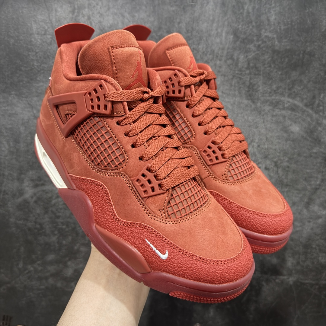 【LN纯原版】Nigel Sylvester x Air Jordan AJ4 “Brick by Brick” 联名红砖 货号：HF4340-800 全新批次 重点区分市面 正确细节 GX原数据精心打造 原厂材质 超弹硅胶材质 内层不织布补强 补强为硅胶提供更强耐久性 避免断裂 圈内最强四代 独家外贸特供尺码含 45.5 49.5 50.5 耗时半年巨作 全套原纸板楦头开发 原厂特供皮料加持 确保原汁原味 完美呈现四代版型 一比一鞋头弧度高度鞋身弧度 数据细节工艺流程均保持原鞋一致 原厂TPU网格鞋带扣 正确内里网布 菱角分明不变形无多余毛边 柔软性质感一致于原鞋 市场唯一原厂鞋扣模具 背面可见隐藏注塑口 原厂织唛标 原厂飞人电绣工艺 尾指中部跳三针 独家绑鞋带手法 印刷中底布 四线拉帮 米色美纹纸贴合固定 进口港宝加持 后跟自然饱满 全鞋荧光划线卡点 追求极致完美 每一双都是工艺品 多重QC质检 超越公司货的品控标准 实实在在的免检产品 …… 以纽约市标志性的红砖为主题，这也是 Nigel 致敬家乡的方式，象征了他 BMX 事业的起点。整体鞋款有着醒目的橙红色调，多种皮革材质的应用又带来丰富的视觉层次，细腻的质感拼合，凸显了这双鞋不同于常规的身份。除了鞋头带有一个小小的 Swoosh 外，这双鞋还将后跟巧妙的改成了 BIKE AIR，为 Air Jordan 4 经典鞋型加入了新的元素，让熟悉这个鞋型的玩家有更为新鲜的视觉体验。同时，从官图可以看出，AJ4 标志性的透气网格下，暗藏 3M 反光设定，弱光环境中也能释放出高亮警示，对于骑行来说也是必备的安全举措。鞋盒封绘也采用红装图案诠释，进一步回应主题。 尺码：40 40.5 41 42 42.5 43 44 44.5 45 46 47.5 48.5-选品中心