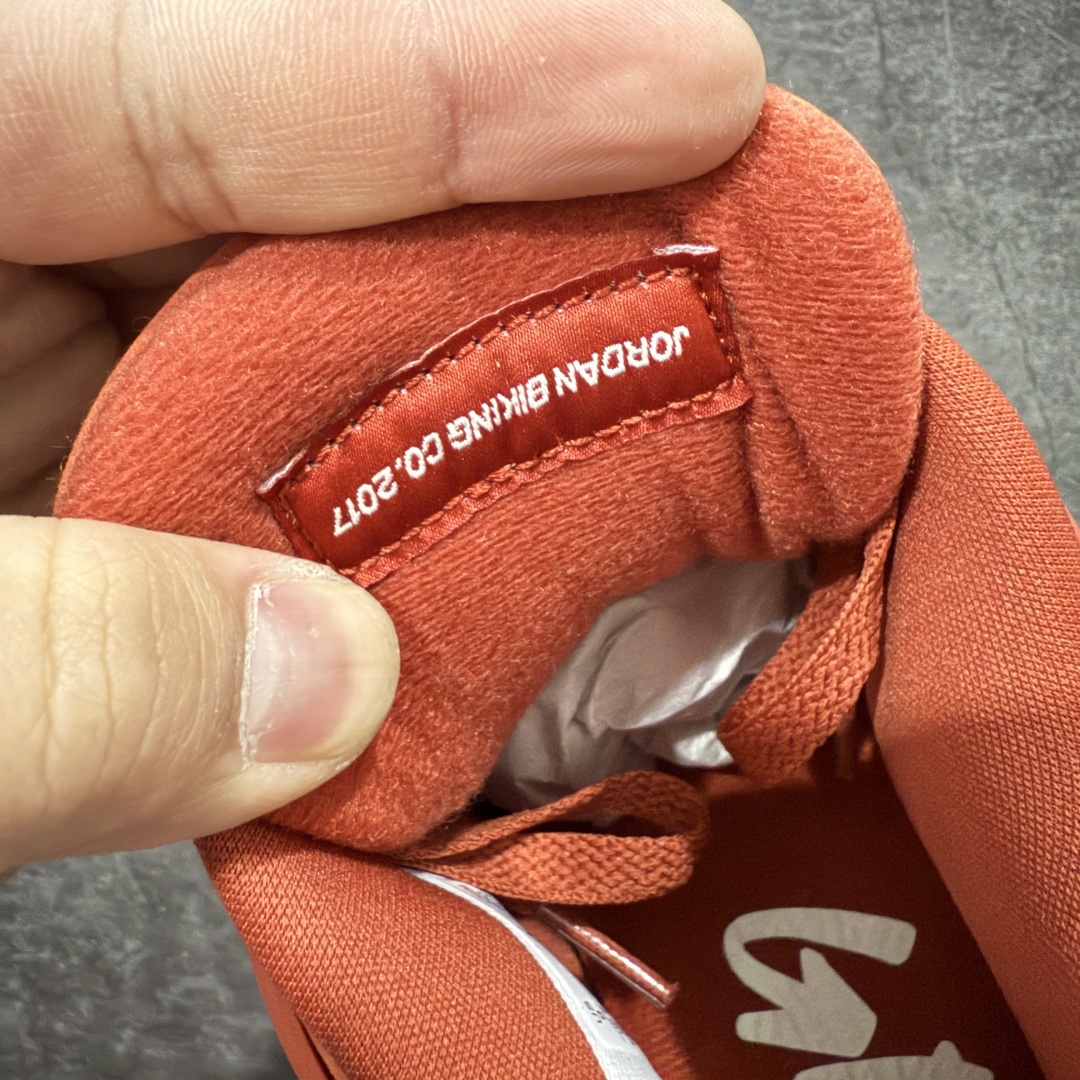 图片[8]-【LN纯原版】Nigel Sylvester x Air Jordan AJ4 “Brick by Brick” 联名红砖 货号：HF4340-800 全新批次 重点区分市面 正确细节 GX原数据精心打造 原厂材质 超弹硅胶材质 内层不织布补强 补强为硅胶提供更强耐久性 避免断裂 圈内最强四代 独家外贸特供尺码含 45.5 49.5 50.5 耗时半年巨作 全套原纸板楦头开发 原厂特供皮料加持 确保原汁原味 完美呈现四代版型 一比一鞋头弧度高度鞋身弧度 数据细节工艺流程均保持原鞋一致 原厂TPU网格鞋带扣 正确内里网布 菱角分明不变形无多余毛边 柔软性质感一致于原鞋 市场唯一原厂鞋扣模具 背面可见隐藏注塑口 原厂织唛标 原厂飞人电绣工艺 尾指中部跳三针 独家绑鞋带手法 印刷中底布 四线拉帮 米色美纹纸贴合固定 进口港宝加持 后跟自然饱满 全鞋荧光划线卡点 追求极致完美 每一双都是工艺品 多重QC质检 超越公司货的品控标准 实实在在的免检产品 …… 以纽约市标志性的红砖为主题，这也是 Nigel 致敬家乡的方式，象征了他 BMX 事业的起点。整体鞋款有着醒目的橙红色调，多种皮革材质的应用又带来丰富的视觉层次，细腻的质感拼合，凸显了这双鞋不同于常规的身份。除了鞋头带有一个小小的 Swoosh 外，这双鞋还将后跟巧妙的改成了 BIKE AIR，为 Air Jordan 4 经典鞋型加入了新的元素，让熟悉这个鞋型的玩家有更为新鲜的视觉体验。同时，从官图可以看出，AJ4 标志性的透气网格下，暗藏 3M 反光设定，弱光环境中也能释放出高亮警示，对于骑行来说也是必备的安全举措。鞋盒封绘也采用红装图案诠释，进一步回应主题。 尺码：40 40.5 41 42 42.5 43 44 44.5 45 46 47.5 48.5-选品中心