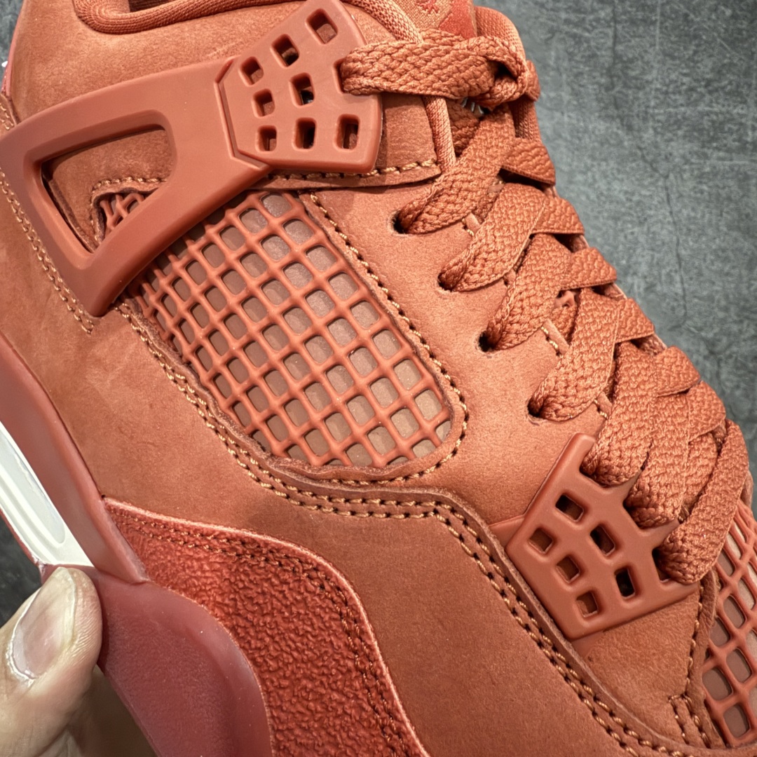 图片[4]-【LN纯原版】Nigel Sylvester x Air Jordan AJ4 “Brick by Brick” 联名红砖 货号：HF4340-800 全新批次 重点区分市面 正确细节 GX原数据精心打造 原厂材质 超弹硅胶材质 内层不织布补强 补强为硅胶提供更强耐久性 避免断裂 圈内最强四代 独家外贸特供尺码含 45.5 49.5 50.5 耗时半年巨作 全套原纸板楦头开发 原厂特供皮料加持 确保原汁原味 完美呈现四代版型 一比一鞋头弧度高度鞋身弧度 数据细节工艺流程均保持原鞋一致 原厂TPU网格鞋带扣 正确内里网布 菱角分明不变形无多余毛边 柔软性质感一致于原鞋 市场唯一原厂鞋扣模具 背面可见隐藏注塑口 原厂织唛标 原厂飞人电绣工艺 尾指中部跳三针 独家绑鞋带手法 印刷中底布 四线拉帮 米色美纹纸贴合固定 进口港宝加持 后跟自然饱满 全鞋荧光划线卡点 追求极致完美 每一双都是工艺品 多重QC质检 超越公司货的品控标准 实实在在的免检产品 …… 以纽约市标志性的红砖为主题，这也是 Nigel 致敬家乡的方式，象征了他 BMX 事业的起点。整体鞋款有着醒目的橙红色调，多种皮革材质的应用又带来丰富的视觉层次，细腻的质感拼合，凸显了这双鞋不同于常规的身份。除了鞋头带有一个小小的 Swoosh 外，这双鞋还将后跟巧妙的改成了 BIKE AIR，为 Air Jordan 4 经典鞋型加入了新的元素，让熟悉这个鞋型的玩家有更为新鲜的视觉体验。同时，从官图可以看出，AJ4 标志性的透气网格下，暗藏 3M 反光设定，弱光环境中也能释放出高亮警示，对于骑行来说也是必备的安全举措。鞋盒封绘也采用红装图案诠释，进一步回应主题。 尺码：40 40.5 41 42 42.5 43 44 44.5 45 46 47.5 48.5-选品中心