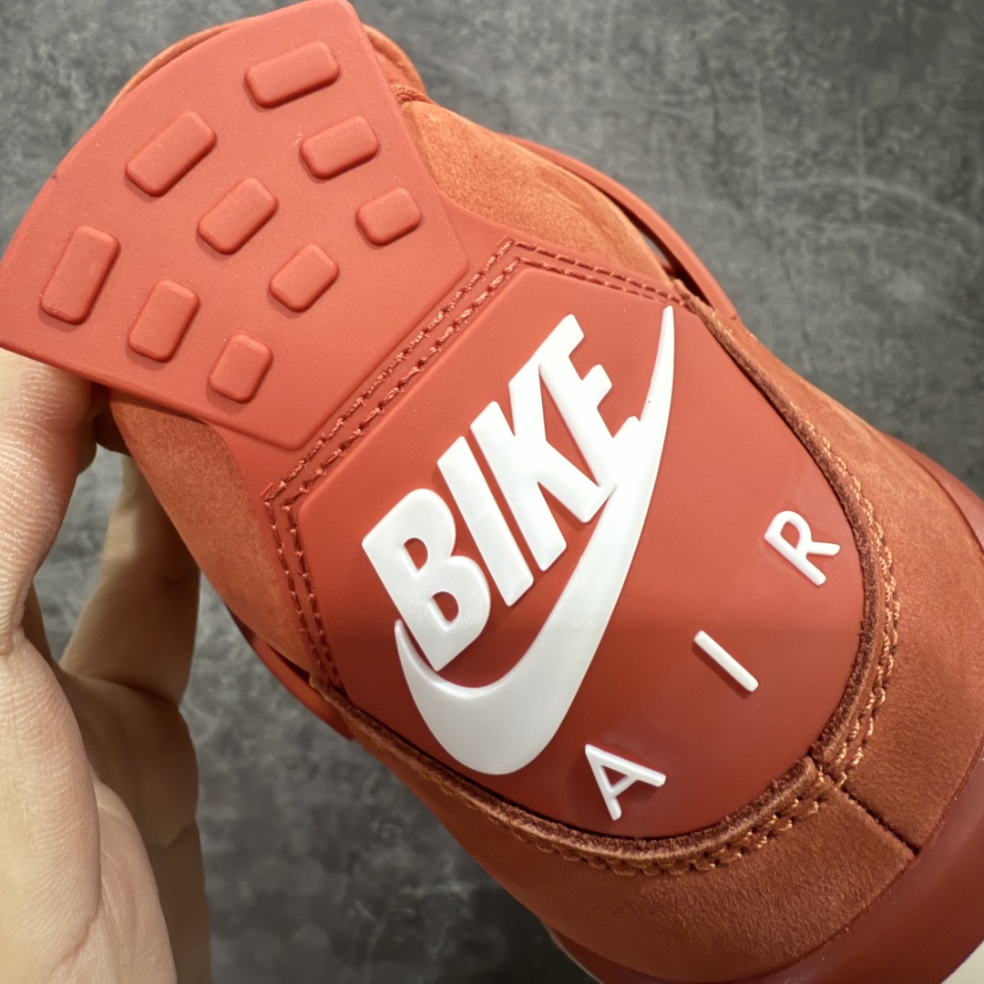 图片[2]-【LN纯原版】Nigel Sylvester x Air Jordan AJ4 “Brick by Brick” 联名红砖 货号：HF4340-800 全新批次 重点区分市面 正确细节 GX原数据精心打造 原厂材质 超弹硅胶材质 内层不织布补强 补强为硅胶提供更强耐久性 避免断裂 圈内最强四代 独家外贸特供尺码含 45.5 49.5 50.5 耗时半年巨作 全套原纸板楦头开发 原厂特供皮料加持 确保原汁原味 完美呈现四代版型 一比一鞋头弧度高度鞋身弧度 数据细节工艺流程均保持原鞋一致 原厂TPU网格鞋带扣 正确内里网布 菱角分明不变形无多余毛边 柔软性质感一致于原鞋 市场唯一原厂鞋扣模具 背面可见隐藏注塑口 原厂织唛标 原厂飞人电绣工艺 尾指中部跳三针 独家绑鞋带手法 印刷中底布 四线拉帮 米色美纹纸贴合固定 进口港宝加持 后跟自然饱满 全鞋荧光划线卡点 追求极致完美 每一双都是工艺品 多重QC质检 超越公司货的品控标准 实实在在的免检产品 …… 以纽约市标志性的红砖为主题，这也是 Nigel 致敬家乡的方式，象征了他 BMX 事业的起点。整体鞋款有着醒目的橙红色调，多种皮革材质的应用又带来丰富的视觉层次，细腻的质感拼合，凸显了这双鞋不同于常规的身份。除了鞋头带有一个小小的 Swoosh 外，这双鞋还将后跟巧妙的改成了 BIKE AIR，为 Air Jordan 4 经典鞋型加入了新的元素，让熟悉这个鞋型的玩家有更为新鲜的视觉体验。同时，从官图可以看出，AJ4 标志性的透气网格下，暗藏 3M 反光设定，弱光环境中也能释放出高亮警示，对于骑行来说也是必备的安全举措。鞋盒封绘也采用红装图案诠释，进一步回应主题。 尺码：40 40.5 41 42 42.5 43 44 44.5 45 46 47.5 48.5-选品中心