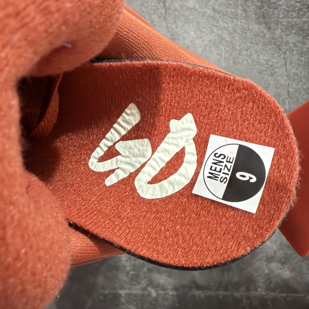 图片[11]-【LN纯原版】Nigel Sylvester x Air Jordan AJ4 “Brick by Brick” 联名红砖 货号：HF4340-800 全新批次 重点区分市面 正确细节 GX原数据精心打造 原厂材质 超弹硅胶材质 内层不织布补强 补强为硅胶提供更强耐久性 避免断裂 圈内最强四代 独家外贸特供尺码含 45.5 49.5 50.5 耗时半年巨作 全套原纸板楦头开发 原厂特供皮料加持 确保原汁原味 完美呈现四代版型 一比一鞋头弧度高度鞋身弧度 数据细节工艺流程均保持原鞋一致 原厂TPU网格鞋带扣 正确内里网布 菱角分明不变形无多余毛边 柔软性质感一致于原鞋 市场唯一原厂鞋扣模具 背面可见隐藏注塑口 原厂织唛标 原厂飞人电绣工艺 尾指中部跳三针 独家绑鞋带手法 印刷中底布 四线拉帮 米色美纹纸贴合固定 进口港宝加持 后跟自然饱满 全鞋荧光划线卡点 追求极致完美 每一双都是工艺品 多重QC质检 超越公司货的品控标准 实实在在的免检产品 …… 以纽约市标志性的红砖为主题，这也是 Nigel 致敬家乡的方式，象征了他 BMX 事业的起点。整体鞋款有着醒目的橙红色调，多种皮革材质的应用又带来丰富的视觉层次，细腻的质感拼合，凸显了这双鞋不同于常规的身份。除了鞋头带有一个小小的 Swoosh 外，这双鞋还将后跟巧妙的改成了 BIKE AIR，为 Air Jordan 4 经典鞋型加入了新的元素，让熟悉这个鞋型的玩家有更为新鲜的视觉体验。同时，从官图可以看出，AJ4 标志性的透气网格下，暗藏 3M 反光设定，弱光环境中也能释放出高亮警示，对于骑行来说也是必备的安全举措。鞋盒封绘也采用红装图案诠释，进一步回应主题。 尺码：40 40.5 41 42 42.5 43 44 44.5 45 46 47.5 48.5-选品中心