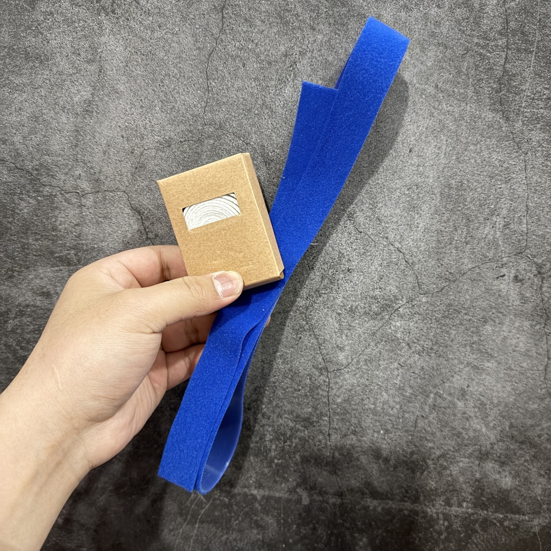 图片[13]-【LN纯原版】Nigel Sylvester x Air Jordan AJ4 “Brick by Brick” 联名红砖 货号：HF4340-800 全新批次 重点区分市面 正确细节 GX原数据精心打造 原厂材质 超弹硅胶材质 内层不织布补强 补强为硅胶提供更强耐久性 避免断裂 圈内最强四代 独家外贸特供尺码含 45.5 49.5 50.5 耗时半年巨作 全套原纸板楦头开发 原厂特供皮料加持 确保原汁原味 完美呈现四代版型 一比一鞋头弧度高度鞋身弧度 数据细节工艺流程均保持原鞋一致 原厂TPU网格鞋带扣 正确内里网布 菱角分明不变形无多余毛边 柔软性质感一致于原鞋 市场唯一原厂鞋扣模具 背面可见隐藏注塑口 原厂织唛标 原厂飞人电绣工艺 尾指中部跳三针 独家绑鞋带手法 印刷中底布 四线拉帮 米色美纹纸贴合固定 进口港宝加持 后跟自然饱满 全鞋荧光划线卡点 追求极致完美 每一双都是工艺品 多重QC质检 超越公司货的品控标准 实实在在的免检产品 …… 以纽约市标志性的红砖为主题，这也是 Nigel 致敬家乡的方式，象征了他 BMX 事业的起点。整体鞋款有着醒目的橙红色调，多种皮革材质的应用又带来丰富的视觉层次，细腻的质感拼合，凸显了这双鞋不同于常规的身份。除了鞋头带有一个小小的 Swoosh 外，这双鞋还将后跟巧妙的改成了 BIKE AIR，为 Air Jordan 4 经典鞋型加入了新的元素，让熟悉这个鞋型的玩家有更为新鲜的视觉体验。同时，从官图可以看出，AJ4 标志性的透气网格下，暗藏 3M 反光设定，弱光环境中也能释放出高亮警示，对于骑行来说也是必备的安全举措。鞋盒封绘也采用红装图案诠释，进一步回应主题。 尺码：40 40.5 41 42 42.5 43 44 44.5 45 46 47.5 48.5-选品中心