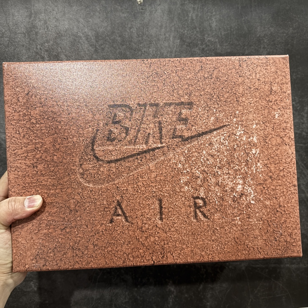 图片[15]-【LN纯原版】Nigel Sylvester x Air Jordan AJ4 “Brick by Brick” 联名红砖 货号：HF4340-800 全新批次 重点区分市面 正确细节 GX原数据精心打造 原厂材质 超弹硅胶材质 内层不织布补强 补强为硅胶提供更强耐久性 避免断裂 圈内最强四代 独家外贸特供尺码含 45.5 49.5 50.5 耗时半年巨作 全套原纸板楦头开发 原厂特供皮料加持 确保原汁原味 完美呈现四代版型 一比一鞋头弧度高度鞋身弧度 数据细节工艺流程均保持原鞋一致 原厂TPU网格鞋带扣 正确内里网布 菱角分明不变形无多余毛边 柔软性质感一致于原鞋 市场唯一原厂鞋扣模具 背面可见隐藏注塑口 原厂织唛标 原厂飞人电绣工艺 尾指中部跳三针 独家绑鞋带手法 印刷中底布 四线拉帮 米色美纹纸贴合固定 进口港宝加持 后跟自然饱满 全鞋荧光划线卡点 追求极致完美 每一双都是工艺品 多重QC质检 超越公司货的品控标准 实实在在的免检产品 …… 以纽约市标志性的红砖为主题，这也是 Nigel 致敬家乡的方式，象征了他 BMX 事业的起点。整体鞋款有着醒目的橙红色调，多种皮革材质的应用又带来丰富的视觉层次，细腻的质感拼合，凸显了这双鞋不同于常规的身份。除了鞋头带有一个小小的 Swoosh 外，这双鞋还将后跟巧妙的改成了 BIKE AIR，为 Air Jordan 4 经典鞋型加入了新的元素，让熟悉这个鞋型的玩家有更为新鲜的视觉体验。同时，从官图可以看出，AJ4 标志性的透气网格下，暗藏 3M 反光设定，弱光环境中也能释放出高亮警示，对于骑行来说也是必备的安全举措。鞋盒封绘也采用红装图案诠释，进一步回应主题。 尺码：40 40.5 41 42 42.5 43 44 44.5 45 46 47.5 48.5-选品中心