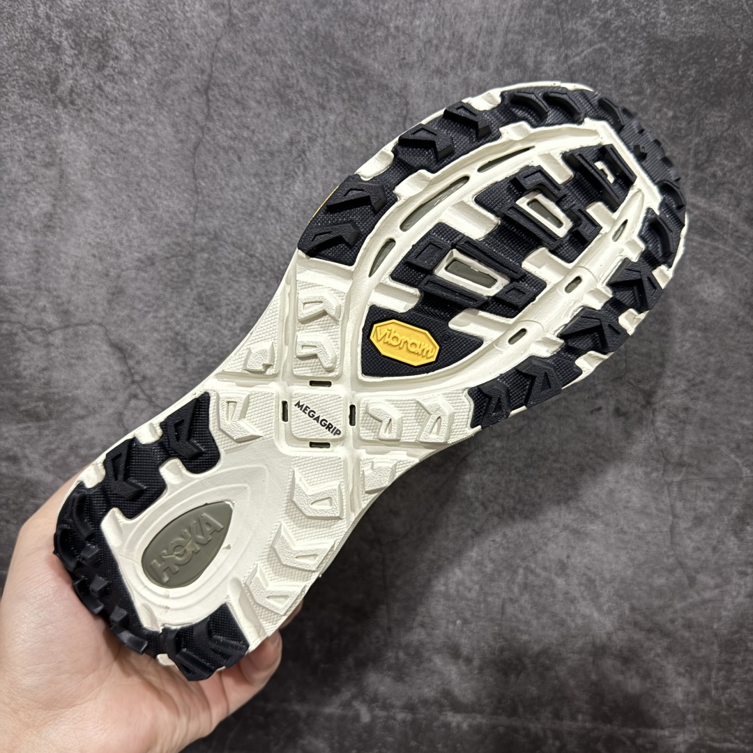 图片[9]-【公司级】HOKA ONE ONE Mafate Speed 2 Low 玛法特2代系列低帮轻量户外越野休闲运动慢跑鞋 HOKA ONE ONE 最近推出了一个胶囊系列 Origin Story 这个系列里的 Mafate Speed 2 可以说让我日思夜想有一阵子了 最近终于拔草 让我来分享一下这双也是上脚赞到爆的越野跑鞋吧 以阿尔卑斯山脉作为主题将亮黄色与蓝色调覆盖在这经典轮廓之上 配色的呈现效果相当亮眼 以至于很多人买这个配色是用来日常搭配的 鞋面采用超轻的无缝架构 轻薄的TPU贴在透气的鞋面材料上 减轻重量同时也保证了支撑性 鞋底则采用滚动平衡技术 引导跑者回归自然步态 祖传的神奇EVA材质中底依旧是一如既往地表现优秀 能提供充足的缓震 作为HOKA家的越野跑鞋 VIBRAM 橡胶大底也是必不可少的 即便在复杂湿滑的地形 依旧能有良好的抓地力及稳定性 鞋带采用了弹性不易松脱的扁宽弹性鞋带 前掌与中掌部分也进行了加宽 也更加适合亚洲人的脚型 是一款十分全面且足够强悍的户外硬核越野鞋 而这双极其亮眼的越野跑鞋恰好又是在江山一百中参赛的UTMB冠军 Ludovic POMMERET 夺冠时穿着的战靴 这就让它变得更加有吸引力了 用来日常搭配的话短裤是基本不挑 长裤我个人推荐阔腿裤 工装裤以及各种长筒牛仔裤都可以 尺码：36 36.5 37.5 38 38.5 39 40 40.5 41 42 42.5 43 44 44.5 45-选品中心