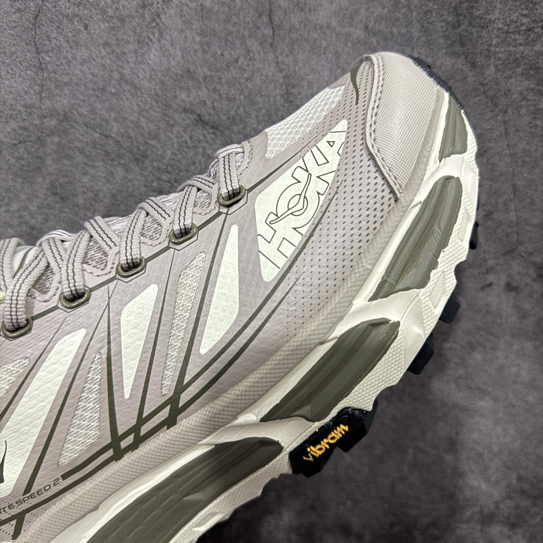 图片[6]-【公司级】HOKA ONE ONE Mafate Speed 2 Low 玛法特2代系列低帮轻量户外越野休闲运动慢跑鞋 HOKA ONE ONE 最近推出了一个胶囊系列 Origin Story 这个系列里的 Mafate Speed 2 可以说让我日思夜想有一阵子了 最近终于拔草 让我来分享一下这双也是上脚赞到爆的越野跑鞋吧 以阿尔卑斯山脉作为主题将亮黄色与蓝色调覆盖在这经典轮廓之上 配色的呈现效果相当亮眼 以至于很多人买这个配色是用来日常搭配的 鞋面采用超轻的无缝架构 轻薄的TPU贴在透气的鞋面材料上 减轻重量同时也保证了支撑性 鞋底则采用滚动平衡技术 引导跑者回归自然步态 祖传的神奇EVA材质中底依旧是一如既往地表现优秀 能提供充足的缓震 作为HOKA家的越野跑鞋 VIBRAM 橡胶大底也是必不可少的 即便在复杂湿滑的地形 依旧能有良好的抓地力及稳定性 鞋带采用了弹性不易松脱的扁宽弹性鞋带 前掌与中掌部分也进行了加宽 也更加适合亚洲人的脚型 是一款十分全面且足够强悍的户外硬核越野鞋 而这双极其亮眼的越野跑鞋恰好又是在江山一百中参赛的UTMB冠军 Ludovic POMMERET 夺冠时穿着的战靴 这就让它变得更加有吸引力了 用来日常搭配的话短裤是基本不挑 长裤我个人推荐阔腿裤 工装裤以及各种长筒牛仔裤都可以 尺码：36 36.5 37.5 38 38.5 39 40 40.5 41 42 42.5 43 44 44.5 45-选品中心