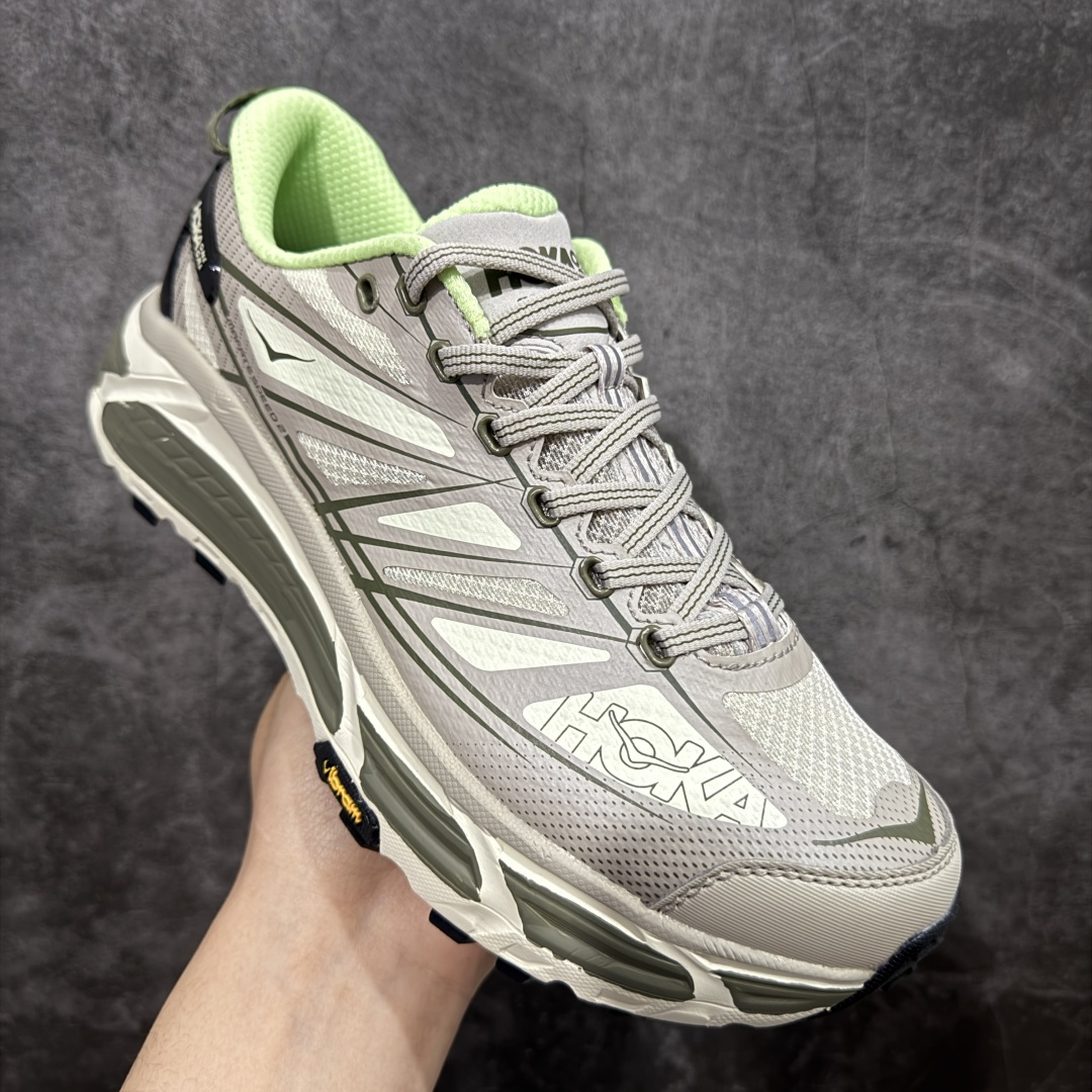 图片[3]-【公司级】HOKA ONE ONE Mafate Speed 2 Low 玛法特2代系列低帮轻量户外越野休闲运动慢跑鞋 HOKA ONE ONE 最近推出了一个胶囊系列 Origin Story 这个系列里的 Mafate Speed 2 可以说让我日思夜想有一阵子了 最近终于拔草 让我来分享一下这双也是上脚赞到爆的越野跑鞋吧 以阿尔卑斯山脉作为主题将亮黄色与蓝色调覆盖在这经典轮廓之上 配色的呈现效果相当亮眼 以至于很多人买这个配色是用来日常搭配的 鞋面采用超轻的无缝架构 轻薄的TPU贴在透气的鞋面材料上 减轻重量同时也保证了支撑性 鞋底则采用滚动平衡技术 引导跑者回归自然步态 祖传的神奇EVA材质中底依旧是一如既往地表现优秀 能提供充足的缓震 作为HOKA家的越野跑鞋 VIBRAM 橡胶大底也是必不可少的 即便在复杂湿滑的地形 依旧能有良好的抓地力及稳定性 鞋带采用了弹性不易松脱的扁宽弹性鞋带 前掌与中掌部分也进行了加宽 也更加适合亚洲人的脚型 是一款十分全面且足够强悍的户外硬核越野鞋 而这双极其亮眼的越野跑鞋恰好又是在江山一百中参赛的UTMB冠军 Ludovic POMMERET 夺冠时穿着的战靴 这就让它变得更加有吸引力了 用来日常搭配的话短裤是基本不挑 长裤我个人推荐阔腿裤 工装裤以及各种长筒牛仔裤都可以 尺码：36 36.5 37.5 38 38.5 39 40 40.5 41 42 42.5 43 44 44.5 45-选品中心