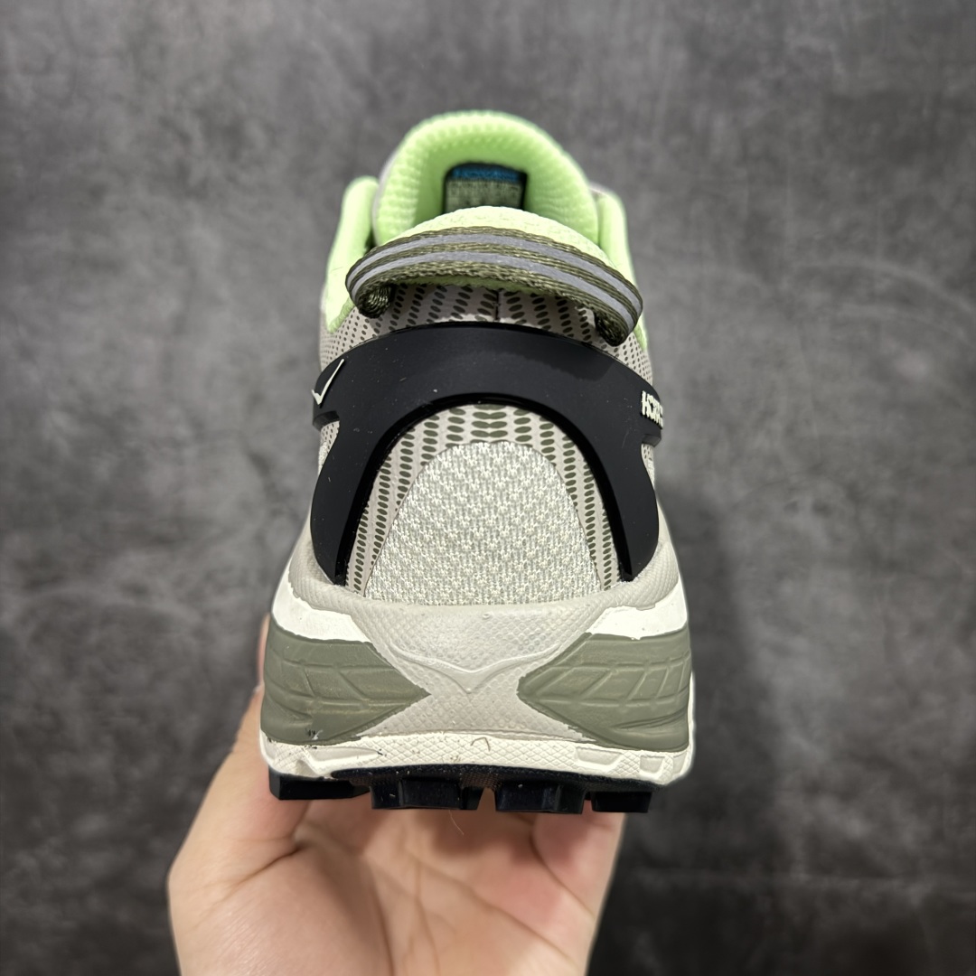 图片[4]-【公司级】HOKA ONE ONE Mafate Speed 2 Low 玛法特2代系列低帮轻量户外越野休闲运动慢跑鞋 HOKA ONE ONE 最近推出了一个胶囊系列 Origin Story 这个系列里的 Mafate Speed 2 可以说让我日思夜想有一阵子了 最近终于拔草 让我来分享一下这双也是上脚赞到爆的越野跑鞋吧 以阿尔卑斯山脉作为主题将亮黄色与蓝色调覆盖在这经典轮廓之上 配色的呈现效果相当亮眼 以至于很多人买这个配色是用来日常搭配的 鞋面采用超轻的无缝架构 轻薄的TPU贴在透气的鞋面材料上 减轻重量同时也保证了支撑性 鞋底则采用滚动平衡技术 引导跑者回归自然步态 祖传的神奇EVA材质中底依旧是一如既往地表现优秀 能提供充足的缓震 作为HOKA家的越野跑鞋 VIBRAM 橡胶大底也是必不可少的 即便在复杂湿滑的地形 依旧能有良好的抓地力及稳定性 鞋带采用了弹性不易松脱的扁宽弹性鞋带 前掌与中掌部分也进行了加宽 也更加适合亚洲人的脚型 是一款十分全面且足够强悍的户外硬核越野鞋 而这双极其亮眼的越野跑鞋恰好又是在江山一百中参赛的UTMB冠军 Ludovic POMMERET 夺冠时穿着的战靴 这就让它变得更加有吸引力了 用来日常搭配的话短裤是基本不挑 长裤我个人推荐阔腿裤 工装裤以及各种长筒牛仔裤都可以 尺码：36 36.5 37.5 38 38.5 39 40 40.5 41 42 42.5 43 44 44.5 45-选品中心