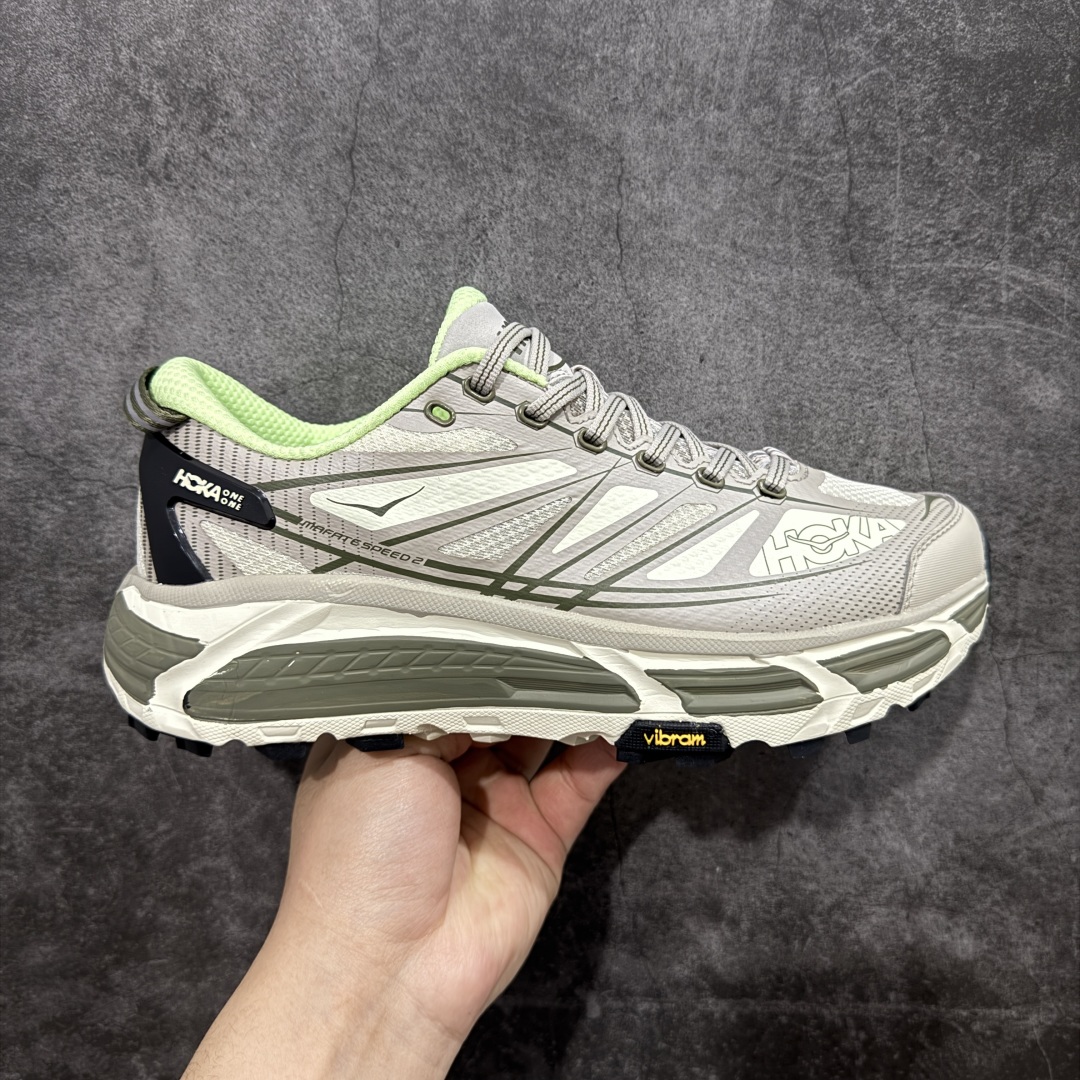 【公司级】HOKA ONE ONE Mafate Speed 2 Low 玛法特2代系列低帮轻量户外越野休闲运动慢跑鞋 HOKA ONE ONE 最近推出了一个胶囊系列 Origin Story 这个系列里的 Mafate Speed 2 可以说让我日思夜想有一阵子了 最近终于拔草 让我来分享一下这双也是上脚赞到爆的越野跑鞋吧 以阿尔卑斯山脉作为主题将亮黄色与蓝色调覆盖在这经典轮廓之上 配色的呈现效果相当亮眼 以至于很多人买这个配色是用来日常搭配的 鞋面采用超轻的无缝架构 轻薄的TPU贴在透气的鞋面材料上 减轻重量同时也保证了支撑性 鞋底则采用滚动平衡技术 引导跑者回归自然步态 祖传的神奇EVA材质中底依旧是一如既往地表现优秀 能提供充足的缓震 作为HOKA家的越野跑鞋 VIBRAM 橡胶大底也是必不可少的 即便在复杂湿滑的地形 依旧能有良好的抓地力及稳定性 鞋带采用了弹性不易松脱的扁宽弹性鞋带 前掌与中掌部分也进行了加宽 也更加适合亚洲人的脚型 是一款十分全面且足够强悍的户外硬核越野鞋 而这双极其亮眼的越野跑鞋恰好又是在江山一百中参赛的UTMB冠军 Ludovic POMMERET 夺冠时穿着的战靴 这就让它变得更加有吸引力了 用来日常搭配的话短裤是基本不挑 长裤我个人推荐阔腿裤 工装裤以及各种长筒牛仔裤都可以 尺码:36 36.5 37.5 38 38.5 39 40 40.5 41 42 42.5 43 44 44.5 45-选品中心