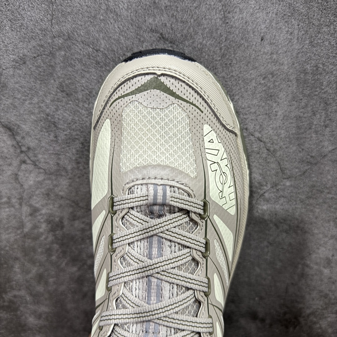 图片[5]-【公司级】HOKA ONE ONE Mafate Speed 2 Low 玛法特2代系列低帮轻量户外越野休闲运动慢跑鞋 HOKA ONE ONE 最近推出了一个胶囊系列 Origin Story 这个系列里的 Mafate Speed 2 可以说让我日思夜想有一阵子了 最近终于拔草 让我来分享一下这双也是上脚赞到爆的越野跑鞋吧 以阿尔卑斯山脉作为主题将亮黄色与蓝色调覆盖在这经典轮廓之上 配色的呈现效果相当亮眼 以至于很多人买这个配色是用来日常搭配的 鞋面采用超轻的无缝架构 轻薄的TPU贴在透气的鞋面材料上 减轻重量同时也保证了支撑性 鞋底则采用滚动平衡技术 引导跑者回归自然步态 祖传的神奇EVA材质中底依旧是一如既往地表现优秀 能提供充足的缓震 作为HOKA家的越野跑鞋 VIBRAM 橡胶大底也是必不可少的 即便在复杂湿滑的地形 依旧能有良好的抓地力及稳定性 鞋带采用了弹性不易松脱的扁宽弹性鞋带 前掌与中掌部分也进行了加宽 也更加适合亚洲人的脚型 是一款十分全面且足够强悍的户外硬核越野鞋 而这双极其亮眼的越野跑鞋恰好又是在江山一百中参赛的UTMB冠军 Ludovic POMMERET 夺冠时穿着的战靴 这就让它变得更加有吸引力了 用来日常搭配的话短裤是基本不挑 长裤我个人推荐阔腿裤 工装裤以及各种长筒牛仔裤都可以 尺码：36 36.5 37.5 38 38.5 39 40 40.5 41 42 42.5 43 44 44.5 45-选品中心