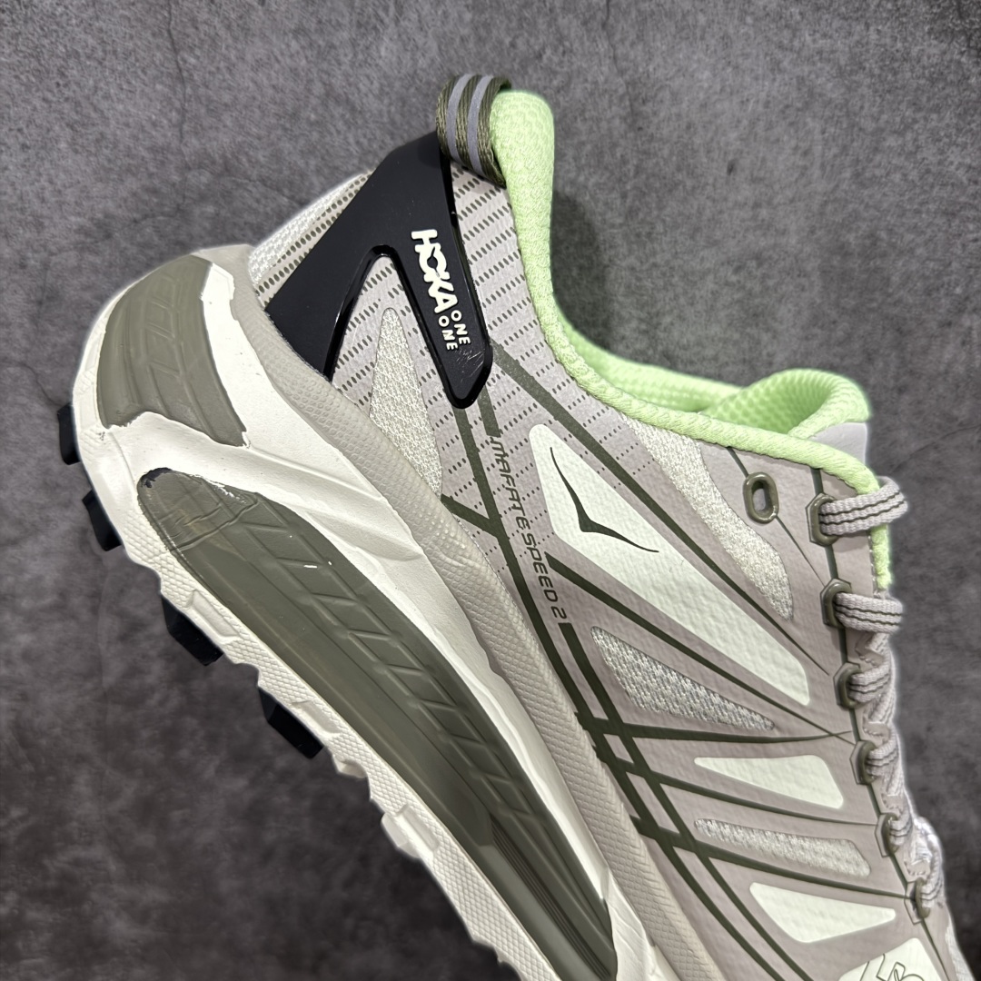 图片[7]-【公司级】HOKA ONE ONE Mafate Speed 2 Low 玛法特2代系列低帮轻量户外越野休闲运动慢跑鞋 HOKA ONE ONE 最近推出了一个胶囊系列 Origin Story 这个系列里的 Mafate Speed 2 可以说让我日思夜想有一阵子了 最近终于拔草 让我来分享一下这双也是上脚赞到爆的越野跑鞋吧 以阿尔卑斯山脉作为主题将亮黄色与蓝色调覆盖在这经典轮廓之上 配色的呈现效果相当亮眼 以至于很多人买这个配色是用来日常搭配的 鞋面采用超轻的无缝架构 轻薄的TPU贴在透气的鞋面材料上 减轻重量同时也保证了支撑性 鞋底则采用滚动平衡技术 引导跑者回归自然步态 祖传的神奇EVA材质中底依旧是一如既往地表现优秀 能提供充足的缓震 作为HOKA家的越野跑鞋 VIBRAM 橡胶大底也是必不可少的 即便在复杂湿滑的地形 依旧能有良好的抓地力及稳定性 鞋带采用了弹性不易松脱的扁宽弹性鞋带 前掌与中掌部分也进行了加宽 也更加适合亚洲人的脚型 是一款十分全面且足够强悍的户外硬核越野鞋 而这双极其亮眼的越野跑鞋恰好又是在江山一百中参赛的UTMB冠军 Ludovic POMMERET 夺冠时穿着的战靴 这就让它变得更加有吸引力了 用来日常搭配的话短裤是基本不挑 长裤我个人推荐阔腿裤 工装裤以及各种长筒牛仔裤都可以 尺码：36 36.5 37.5 38 38.5 39 40 40.5 41 42 42.5 43 44 44.5 45-选品中心