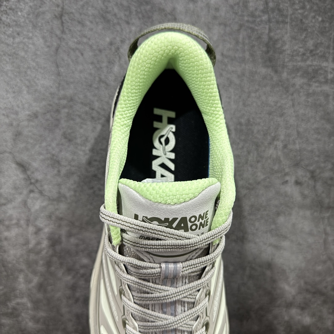 图片[8]-【公司级】HOKA ONE ONE Mafate Speed 2 Low 玛法特2代系列低帮轻量户外越野休闲运动慢跑鞋 HOKA ONE ONE 最近推出了一个胶囊系列 Origin Story 这个系列里的 Mafate Speed 2 可以说让我日思夜想有一阵子了 最近终于拔草 让我来分享一下这双也是上脚赞到爆的越野跑鞋吧 以阿尔卑斯山脉作为主题将亮黄色与蓝色调覆盖在这经典轮廓之上 配色的呈现效果相当亮眼 以至于很多人买这个配色是用来日常搭配的 鞋面采用超轻的无缝架构 轻薄的TPU贴在透气的鞋面材料上 减轻重量同时也保证了支撑性 鞋底则采用滚动平衡技术 引导跑者回归自然步态 祖传的神奇EVA材质中底依旧是一如既往地表现优秀 能提供充足的缓震 作为HOKA家的越野跑鞋 VIBRAM 橡胶大底也是必不可少的 即便在复杂湿滑的地形 依旧能有良好的抓地力及稳定性 鞋带采用了弹性不易松脱的扁宽弹性鞋带 前掌与中掌部分也进行了加宽 也更加适合亚洲人的脚型 是一款十分全面且足够强悍的户外硬核越野鞋 而这双极其亮眼的越野跑鞋恰好又是在江山一百中参赛的UTMB冠军 Ludovic POMMERET 夺冠时穿着的战靴 这就让它变得更加有吸引力了 用来日常搭配的话短裤是基本不挑 长裤我个人推荐阔腿裤 工装裤以及各种长筒牛仔裤都可以 尺码：36 36.5 37.5 38 38.5 39 40 40.5 41 42 42.5 43 44 44.5 45-选品中心