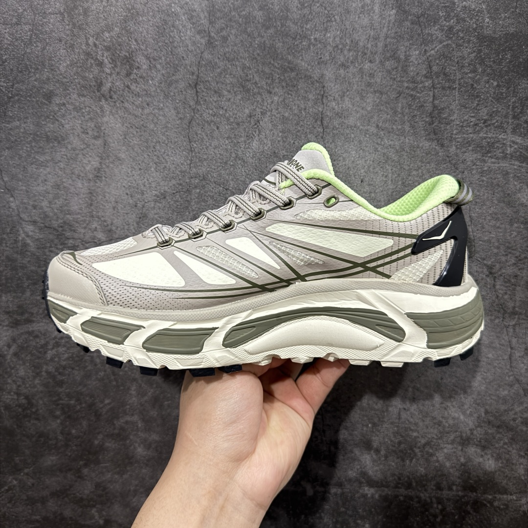 图片[2]-【公司级】HOKA ONE ONE Mafate Speed 2 Low 玛法特2代系列低帮轻量户外越野休闲运动慢跑鞋 HOKA ONE ONE 最近推出了一个胶囊系列 Origin Story 这个系列里的 Mafate Speed 2 可以说让我日思夜想有一阵子了 最近终于拔草 让我来分享一下这双也是上脚赞到爆的越野跑鞋吧 以阿尔卑斯山脉作为主题将亮黄色与蓝色调覆盖在这经典轮廓之上 配色的呈现效果相当亮眼 以至于很多人买这个配色是用来日常搭配的 鞋面采用超轻的无缝架构 轻薄的TPU贴在透气的鞋面材料上 减轻重量同时也保证了支撑性 鞋底则采用滚动平衡技术 引导跑者回归自然步态 祖传的神奇EVA材质中底依旧是一如既往地表现优秀 能提供充足的缓震 作为HOKA家的越野跑鞋 VIBRAM 橡胶大底也是必不可少的 即便在复杂湿滑的地形 依旧能有良好的抓地力及稳定性 鞋带采用了弹性不易松脱的扁宽弹性鞋带 前掌与中掌部分也进行了加宽 也更加适合亚洲人的脚型 是一款十分全面且足够强悍的户外硬核越野鞋 而这双极其亮眼的越野跑鞋恰好又是在江山一百中参赛的UTMB冠军 Ludovic POMMERET 夺冠时穿着的战靴 这就让它变得更加有吸引力了 用来日常搭配的话短裤是基本不挑 长裤我个人推荐阔腿裤 工装裤以及各种长筒牛仔裤都可以 尺码：36 36.5 37.5 38 38.5 39 40 40.5 41 42 42.5 43 44 44.5 45-选品中心