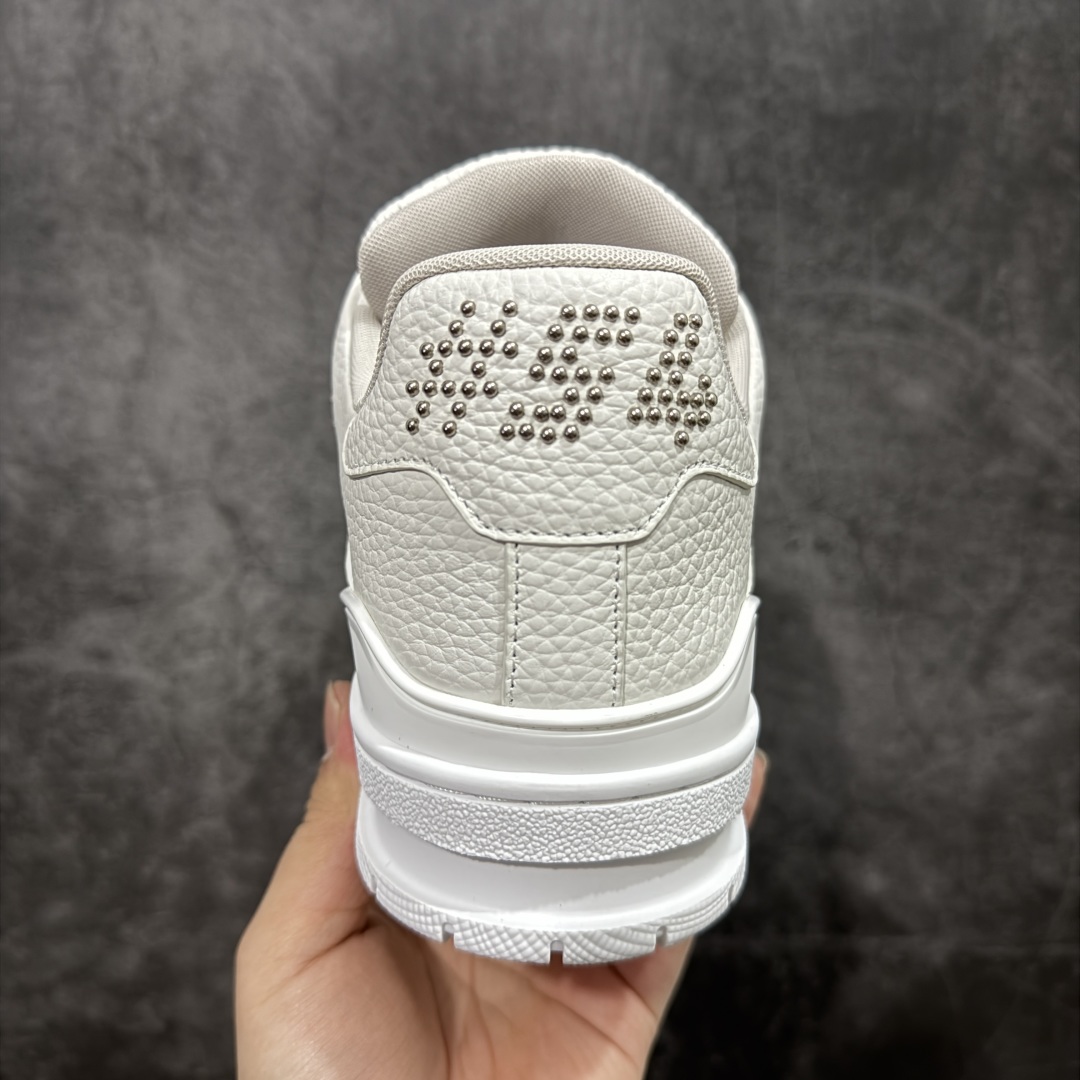 图片[4]-【莞产LG纯原版】 LV Trainer系列高奢运动鞋 新款芯片顶级 潮人必备单品 同步ZP官网空胶工艺 鞋舌、挂饰均镶嵌NFC芯片感应装置 正确胶片断点式设计 中底正确还原原版油印字母比例 1：1原楦格板、楦头、刀磨全新升级！ 独家订制顶级压纹麂皮 原版开模TPU大底 质感原版一致 垫脚聚米微料加透气英伦网布 披靡市场任何版本！细节完美呈现！ 代购指定版本 全新升级最新双盒包装 扫码秒进官网！ 全套包装配件同比原版 尺码： 35-45-选品中心