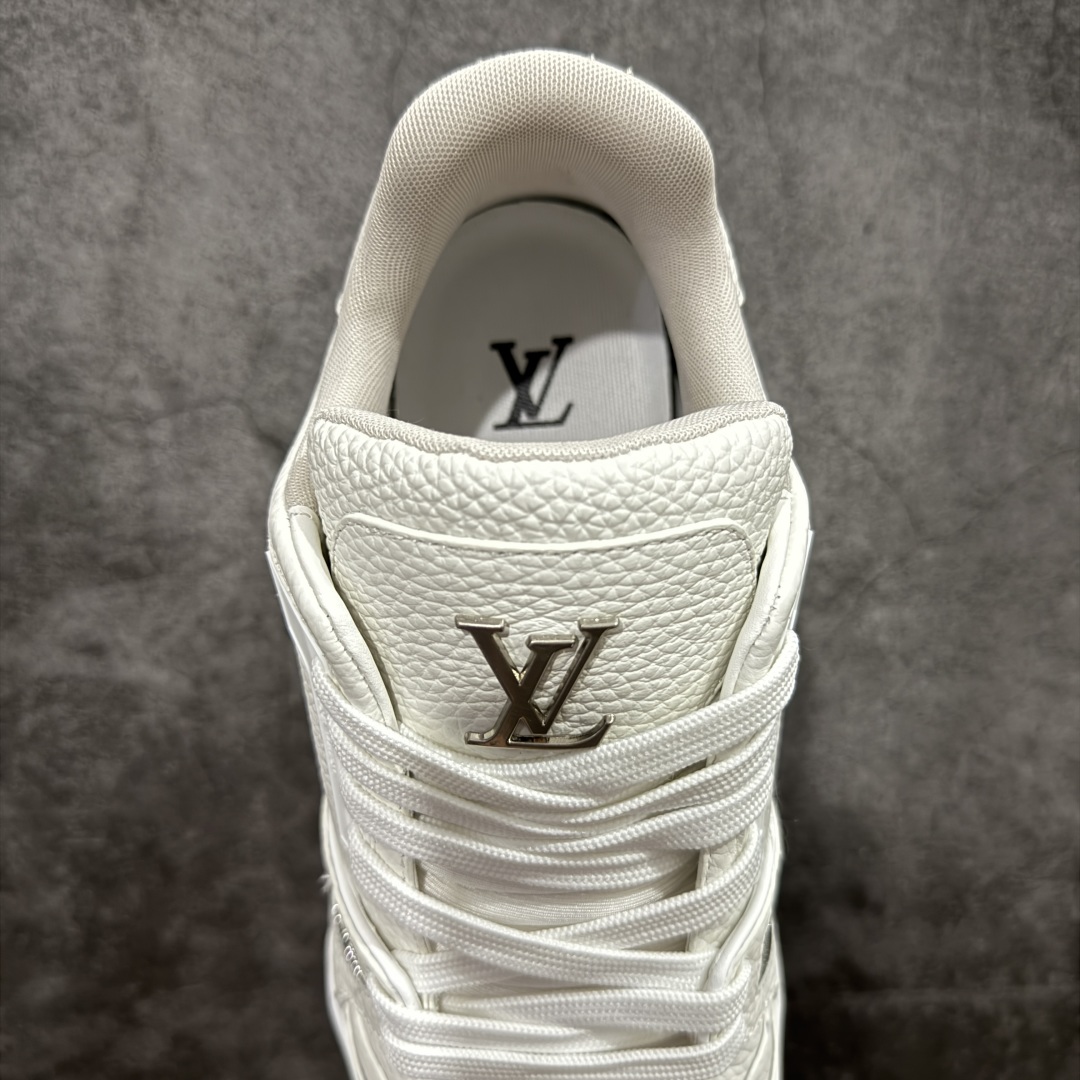 图片[8]-【莞产LG纯原版】 LV Trainer系列高奢运动鞋 新款芯片顶级 潮人必备单品 同步ZP官网空胶工艺 鞋舌、挂饰均镶嵌NFC芯片感应装置 正确胶片断点式设计 中底正确还原原版油印字母比例 1：1原楦格板、楦头、刀磨全新升级！ 独家订制顶级压纹麂皮 原版开模TPU大底 质感原版一致 垫脚聚米微料加透气英伦网布 披靡市场任何版本！细节完美呈现！ 代购指定版本 全新升级最新双盒包装 扫码秒进官网！ 全套包装配件同比原版 尺码： 35-45-选品中心
