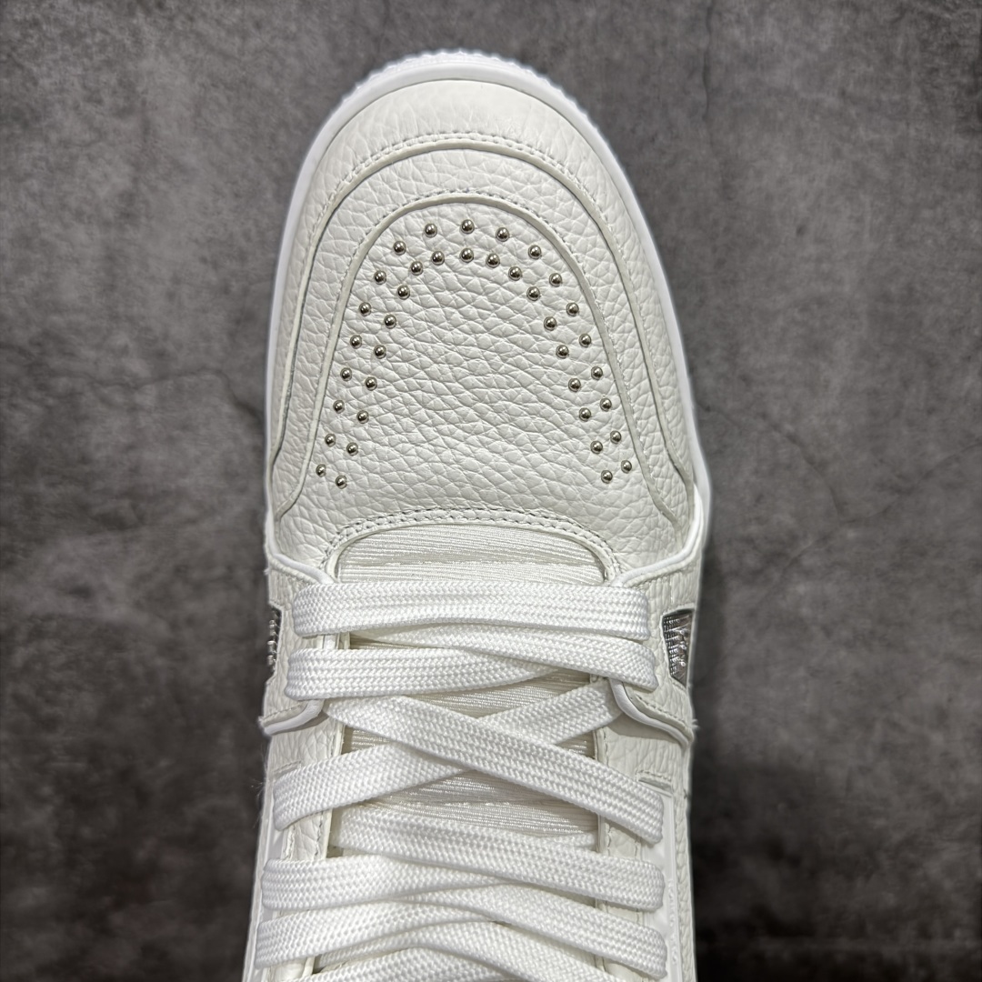 图片[5]-【莞产LG纯原版】 LV Trainer系列高奢运动鞋 新款芯片顶级 潮人必备单品 同步ZP官网空胶工艺 鞋舌、挂饰均镶嵌NFC芯片感应装置 正确胶片断点式设计 中底正确还原原版油印字母比例 1：1原楦格板、楦头、刀磨全新升级！ 独家订制顶级压纹麂皮 原版开模TPU大底 质感原版一致 垫脚聚米微料加透气英伦网布 披靡市场任何版本！细节完美呈现！ 代购指定版本 全新升级最新双盒包装 扫码秒进官网！ 全套包装配件同比原版 尺码： 35-45-选品中心