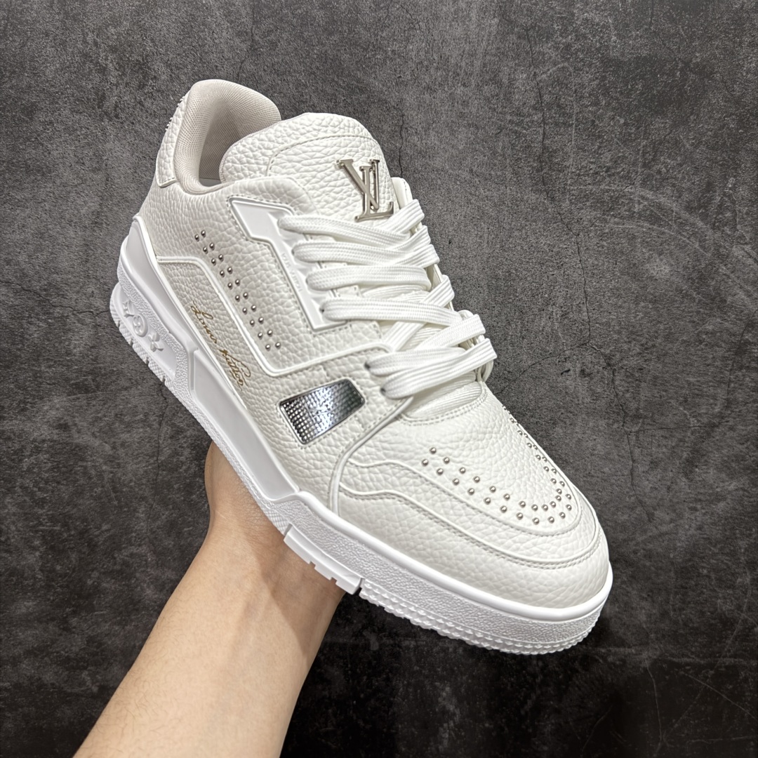 图片[3]-【莞产LG纯原版】 LV Trainer系列高奢运动鞋 新款芯片顶级 潮人必备单品 同步ZP官网空胶工艺 鞋舌、挂饰均镶嵌NFC芯片感应装置 正确胶片断点式设计 中底正确还原原版油印字母比例 1：1原楦格板、楦头、刀磨全新升级！ 独家订制顶级压纹麂皮 原版开模TPU大底 质感原版一致 垫脚聚米微料加透气英伦网布 披靡市场任何版本！细节完美呈现！ 代购指定版本 全新升级最新双盒包装 扫码秒进官网！ 全套包装配件同比原版 尺码： 35-45-选品中心