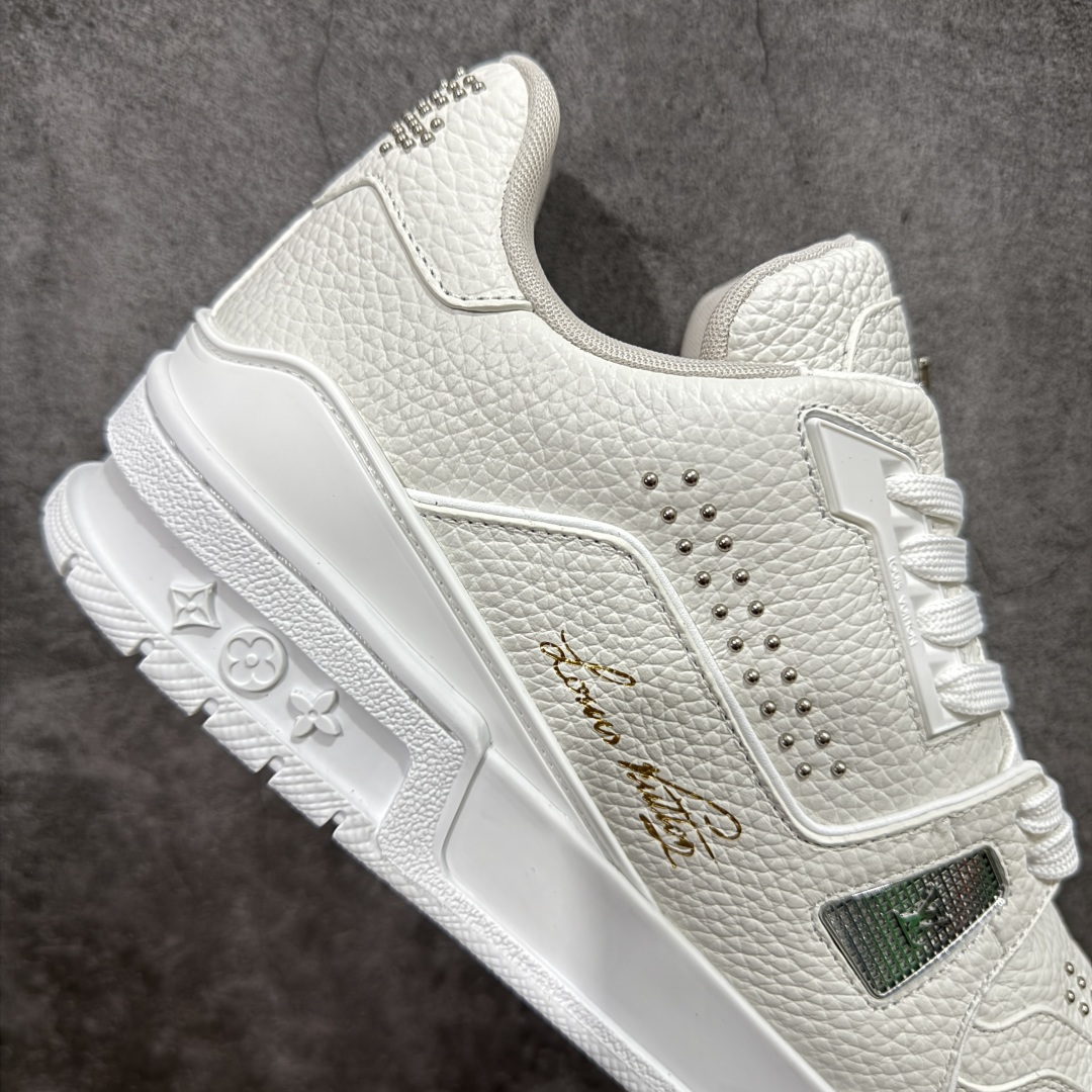 图片[7]-【莞产LG纯原版】 LV Trainer系列高奢运动鞋 新款芯片顶级 潮人必备单品 同步ZP官网空胶工艺 鞋舌、挂饰均镶嵌NFC芯片感应装置 正确胶片断点式设计 中底正确还原原版油印字母比例 1：1原楦格板、楦头、刀磨全新升级！ 独家订制顶级压纹麂皮 原版开模TPU大底 质感原版一致 垫脚聚米微料加透气英伦网布 披靡市场任何版本！细节完美呈现！ 代购指定版本 全新升级最新双盒包装 扫码秒进官网！ 全套包装配件同比原版 尺码： 35-45-选品中心