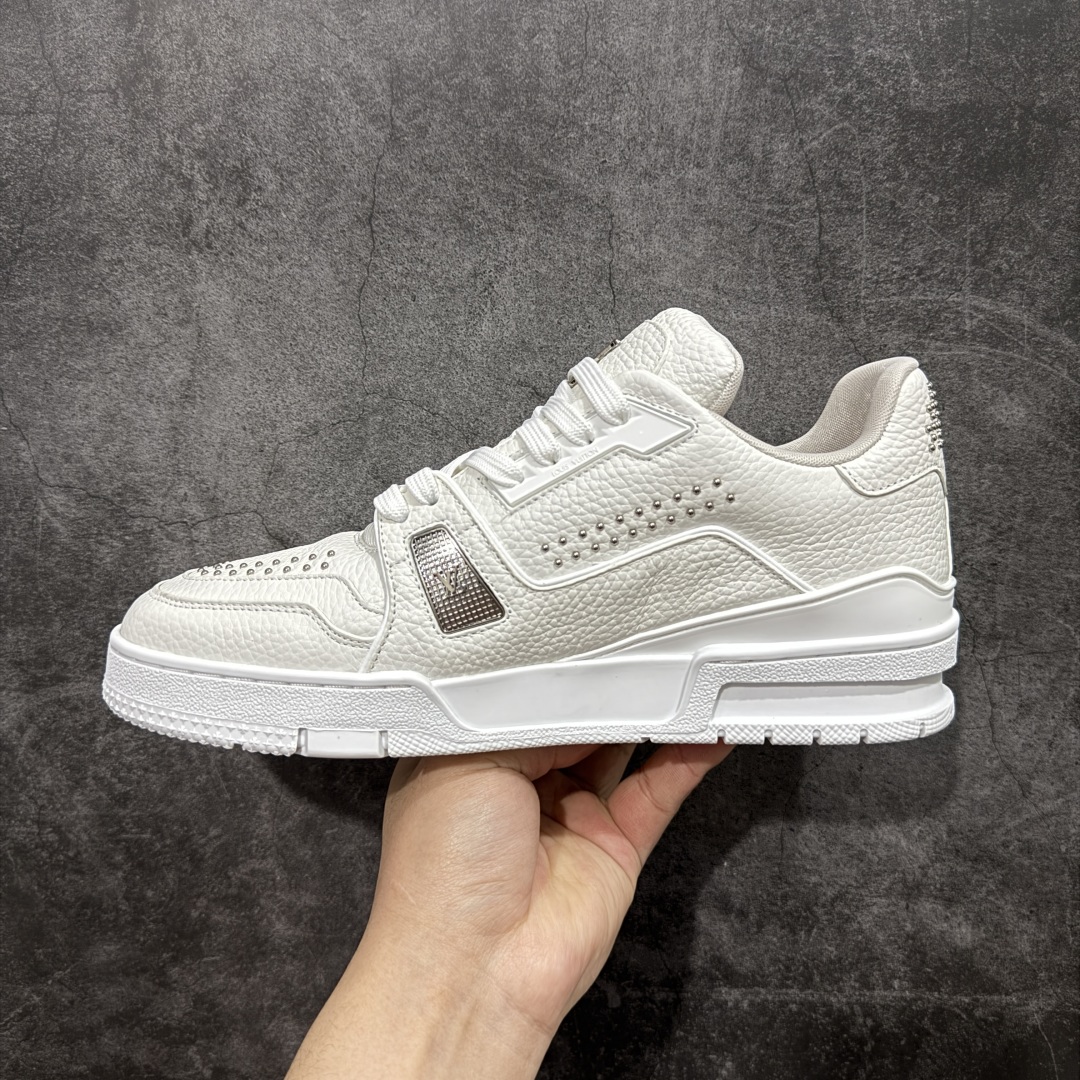 图片[2]-【莞产LG纯原版】 LV Trainer系列高奢运动鞋 新款芯片顶级 潮人必备单品 同步ZP官网空胶工艺 鞋舌、挂饰均镶嵌NFC芯片感应装置 正确胶片断点式设计 中底正确还原原版油印字母比例 1：1原楦格板、楦头、刀磨全新升级！ 独家订制顶级压纹麂皮 原版开模TPU大底 质感原版一致 垫脚聚米微料加透气英伦网布 披靡市场任何版本！细节完美呈现！ 代购指定版本 全新升级最新双盒包装 扫码秒进官网！ 全套包装配件同比原版 尺码： 35-45-选品中心